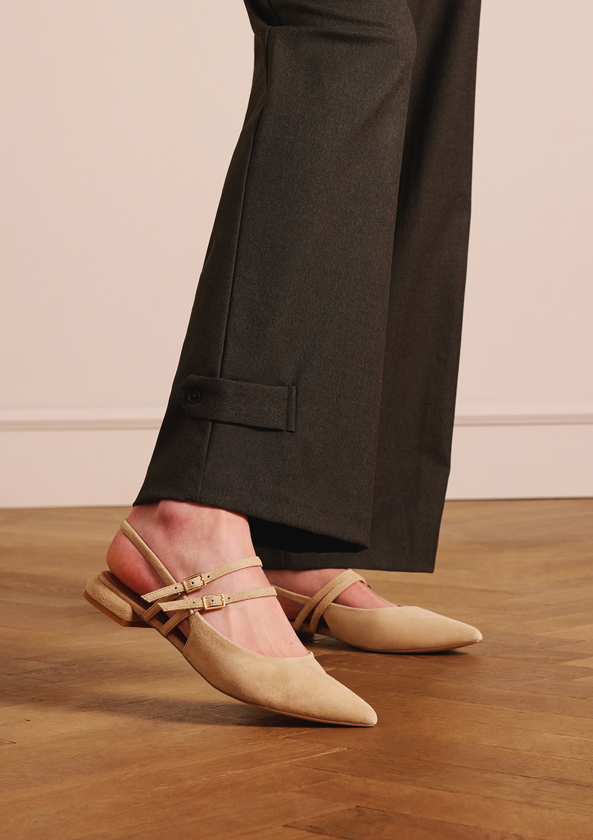 Beige suède slingbacks met dubbele bandjes
