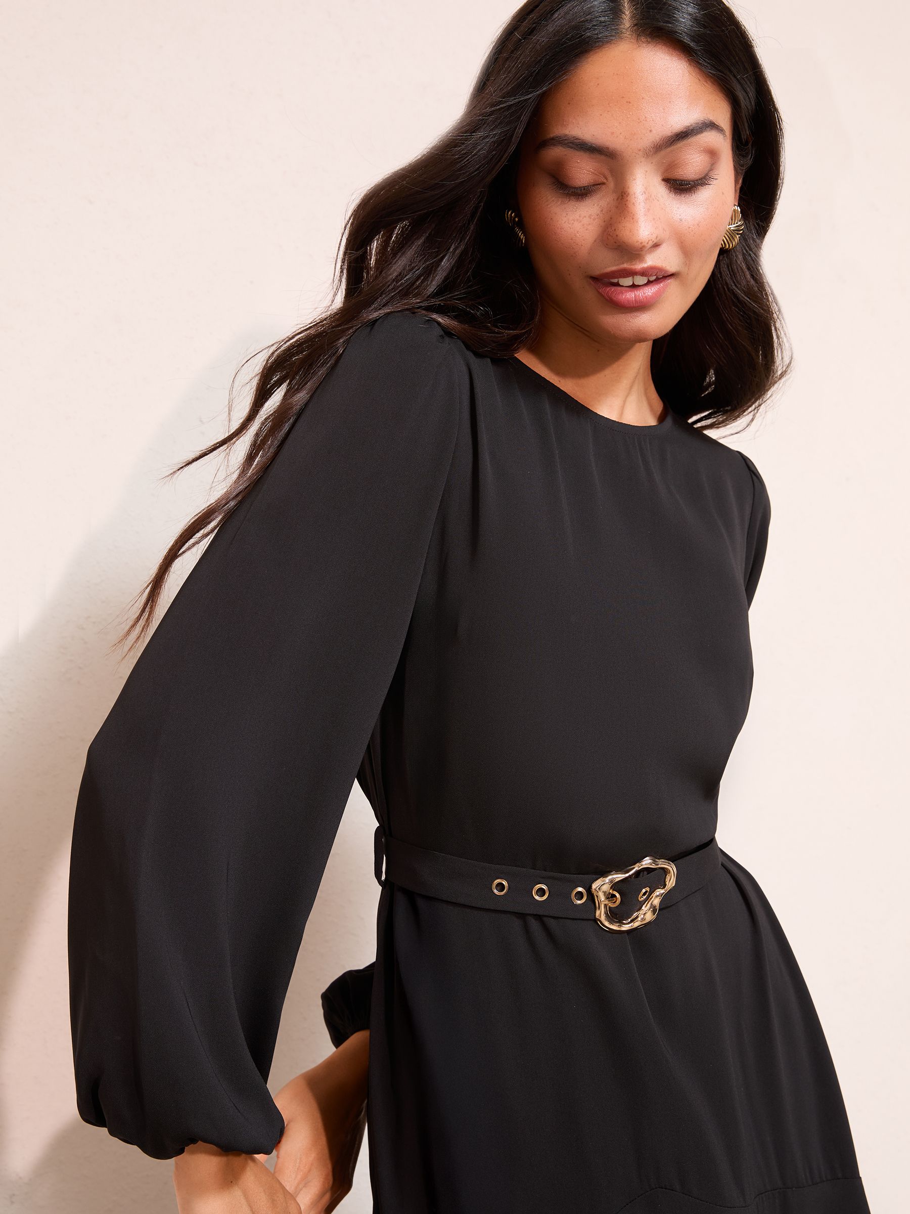 Zwart - Friends Like These Long Twist Sleeve Scoop Neck Belted Midi Dress