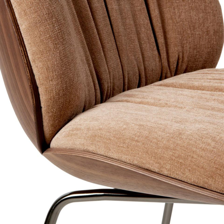 Gubi Beetle eetkamerstoel met zwart chroom onderstel, Veneer Shell