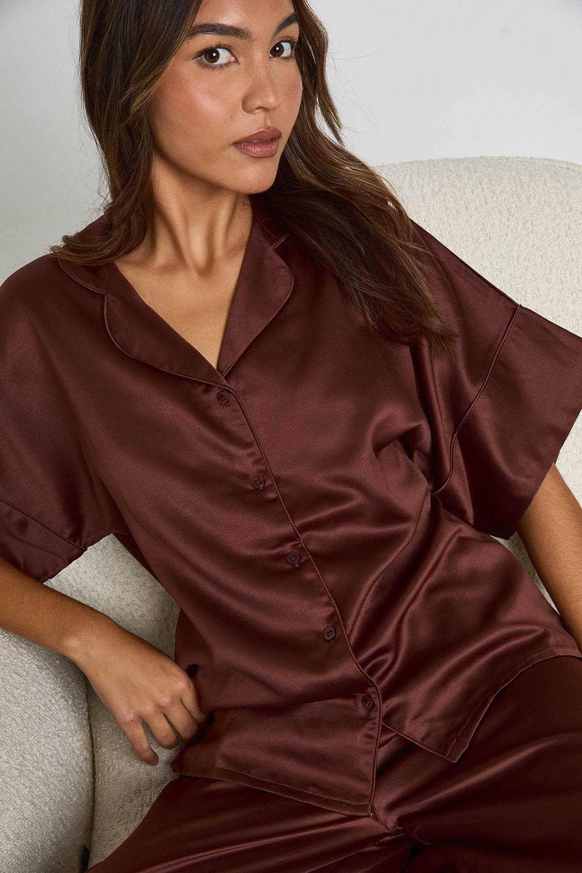 boohoo Ensemble de pyjama : chemise oversize en satin à manches courtes et pantalon à jambes larges