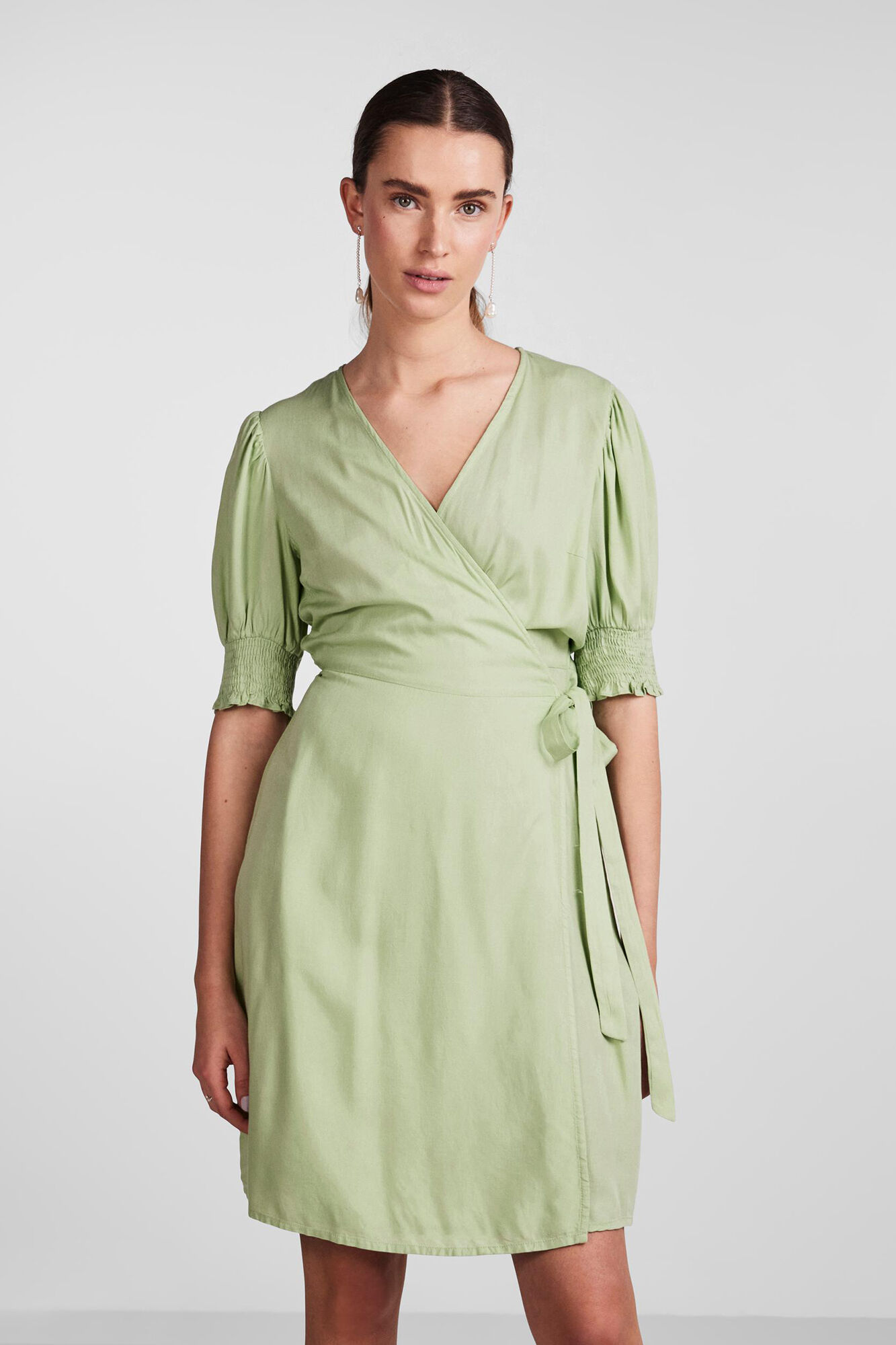 Vestido midi de mangas curtas.