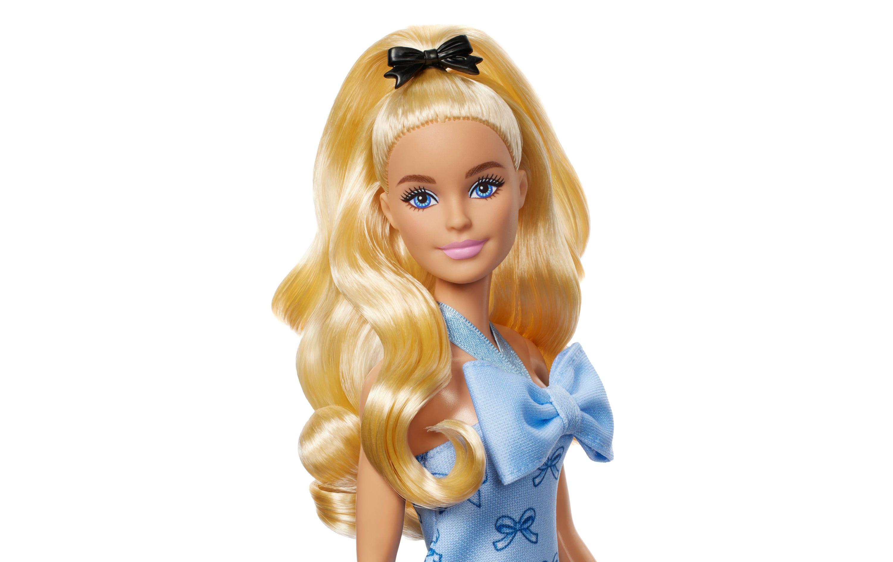 Puppe Fashionista Blue BowsFashionistas-Puppe in blauem Neckholderkleid mit Schleife, blondem Haar und einer Haarschleife
