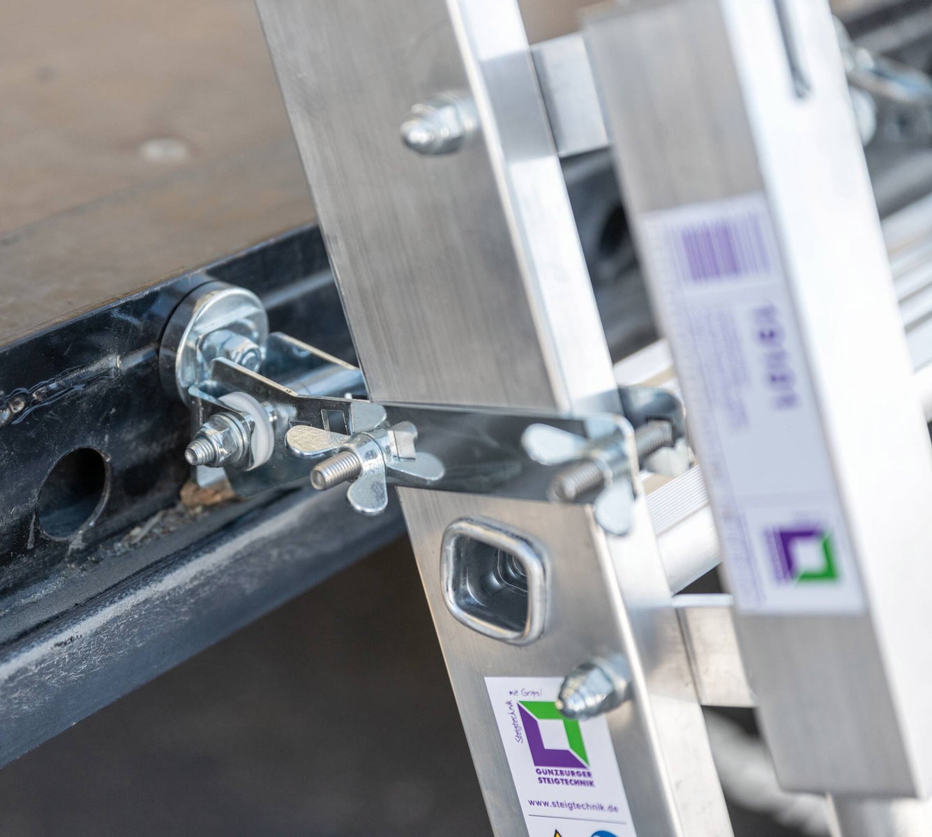 MUNK trapladder voor vrachtwagens, inclusief magnetische montageset, met 5 treden, zonder uitstapboom