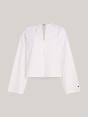 Blusa com decote em V e modelagem solta.