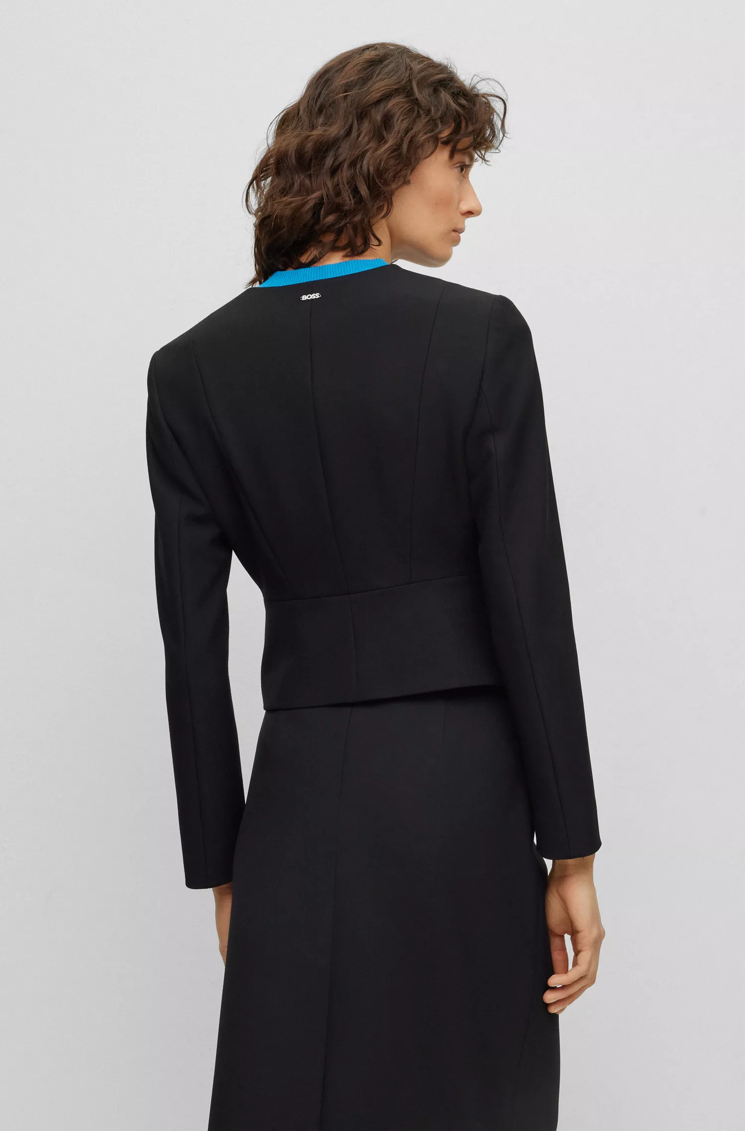 Jaqueta cropped BOSS preta, corte slim, em tecido elástico.