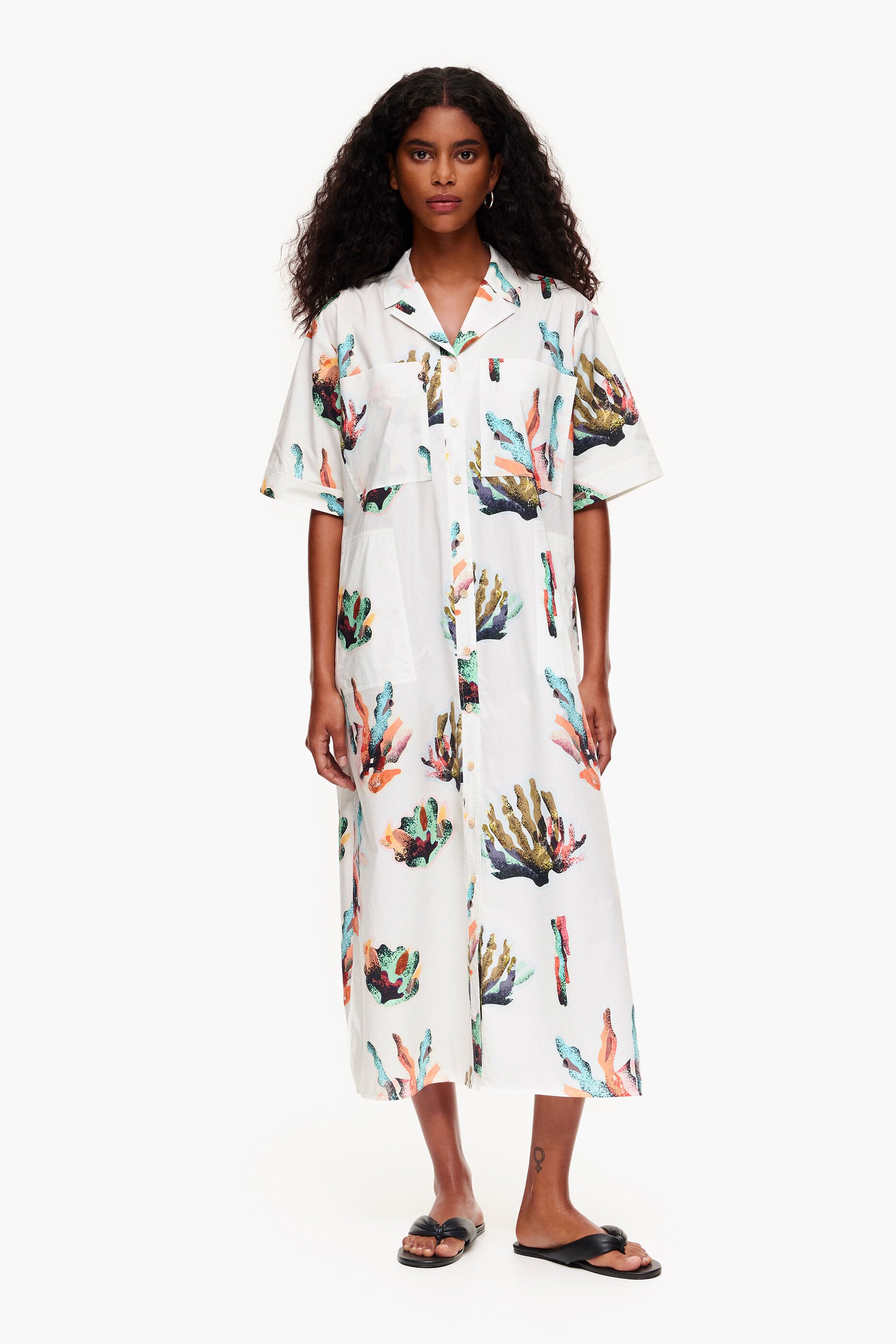 Vestido camiseiro com estampa coral e marfim