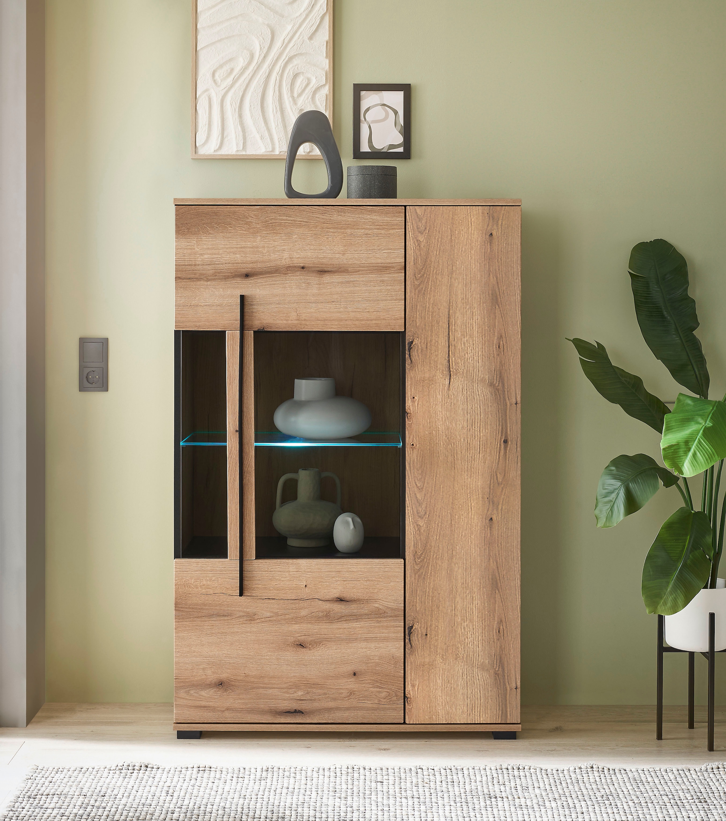 INOSIGN Vitrine »Cantara, Vitrinenschrank in Eiche Evoke oder weiss, Standvitrine« schwarzer Stangengriff, ausreichend Stauraum, vielseitig einsetzbar