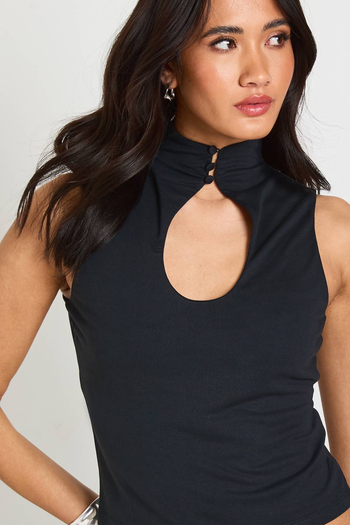 boohoo Haut Sans Manches En Cupro Avec Détail Boutonnière Trou De Serrure