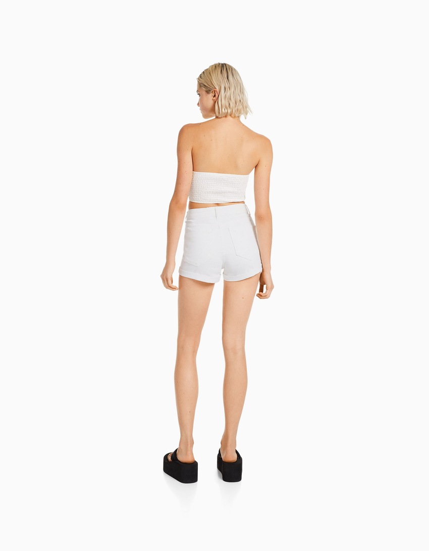 Shorts jeans com a barra dobrada