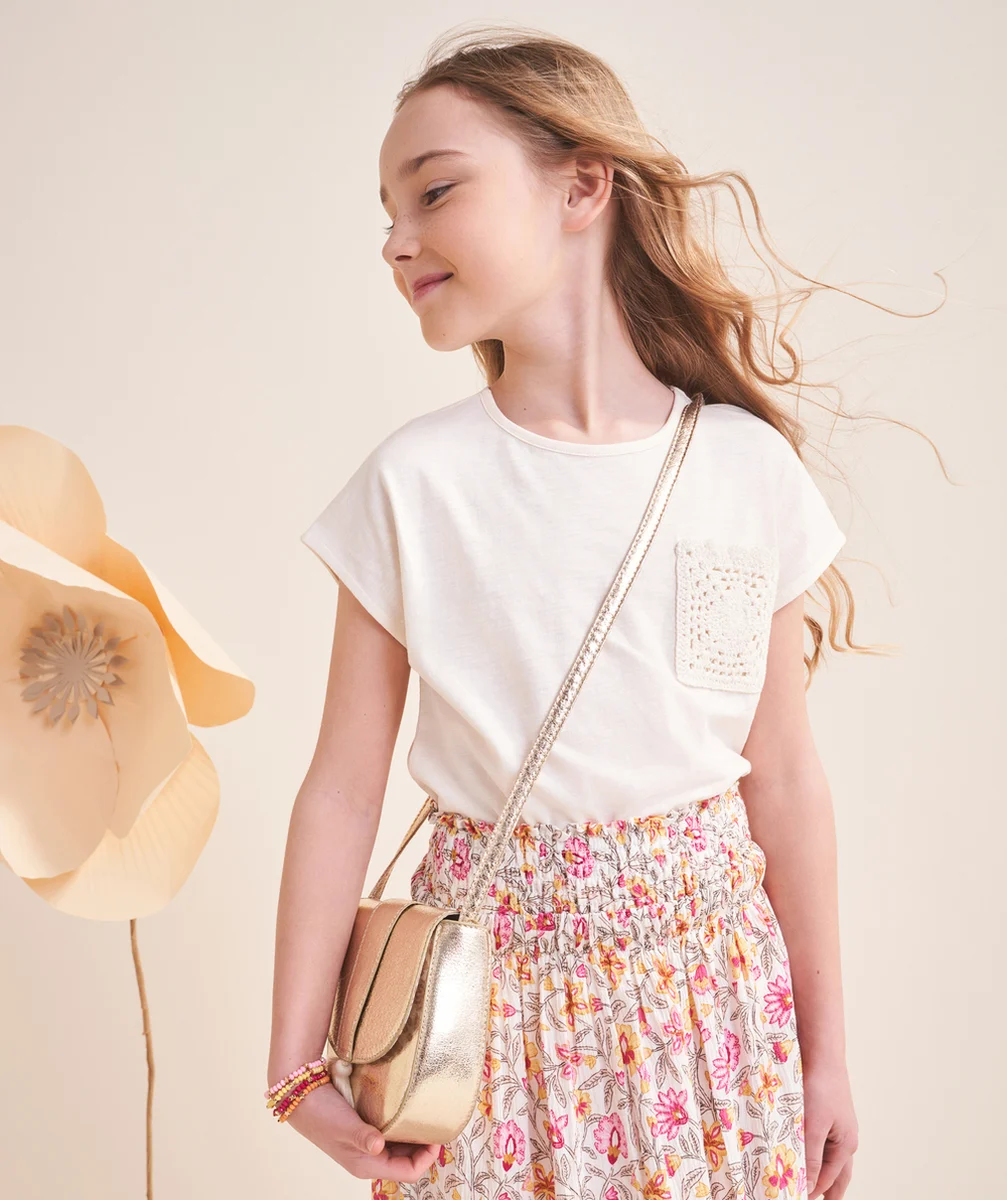T-SHIRT FILLE EN COTON BIO ÉCRU AVEC POCHE EN CROCHET