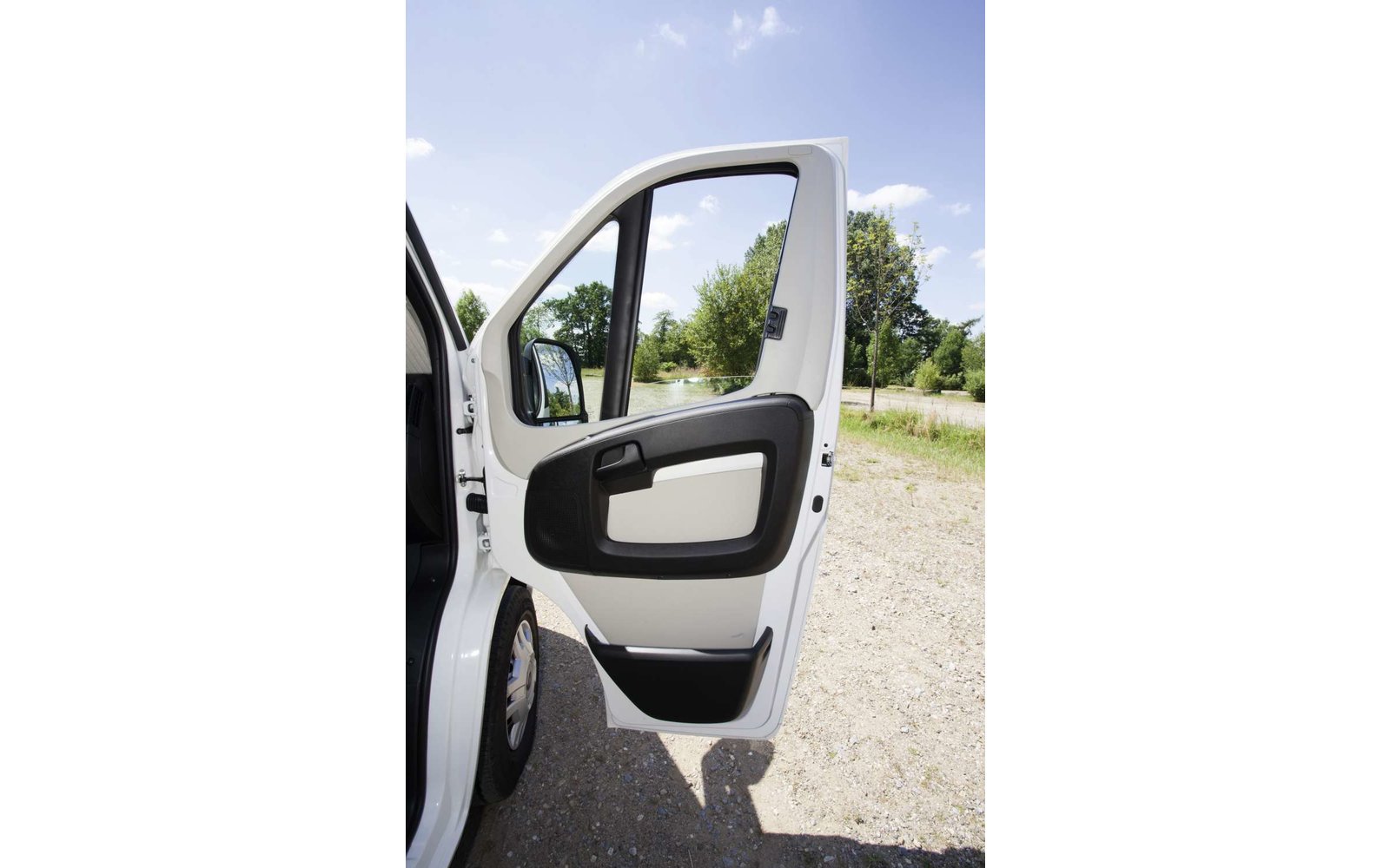 Remis Fahrerhausverdunkelung REMIfront IV Frontscheibe (Links- und Rechtslenker / ohne Sensoren) für Fiat Ducato (Modell X290) ab 2021