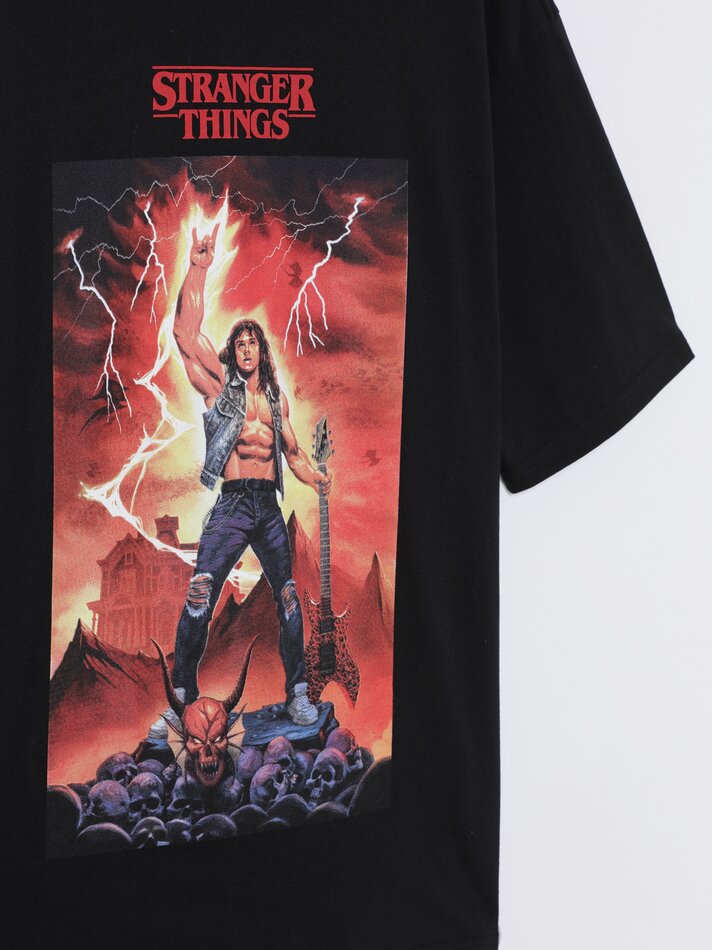 Camiseta estampada de Stranger Things - Netflix. - Preta