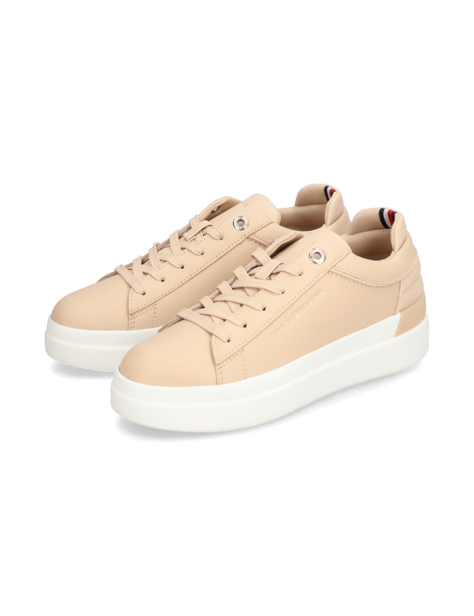 FEMININE ELEVATED SNEAKER