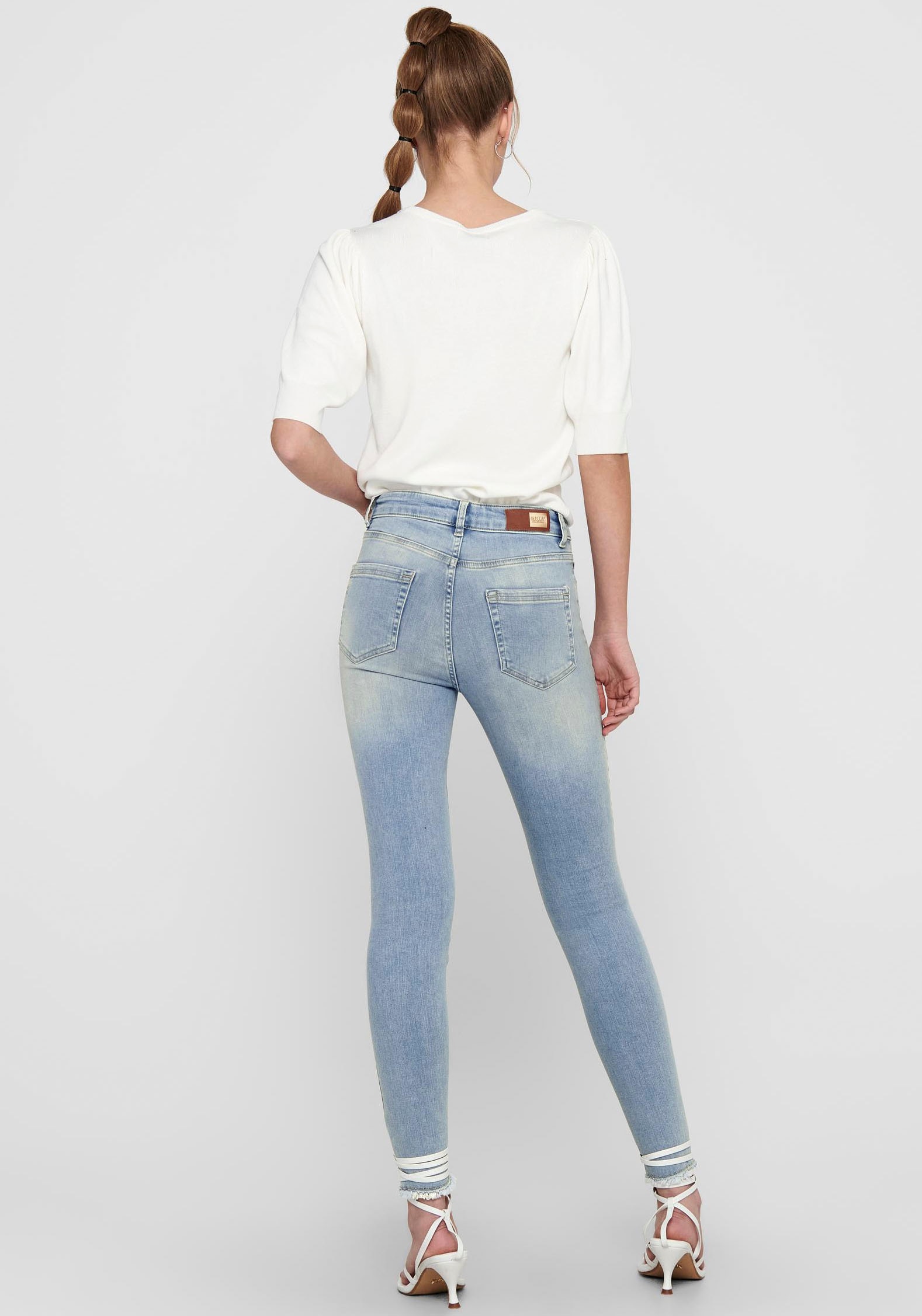 ONLY Ankle-Jeans »ONLBLUSH MID SK ANK RAW«, mit leicht ausgefranstem Beinabschluss