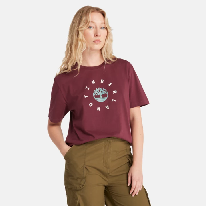 Camiseta feminina com logo da estação na cor bordô.