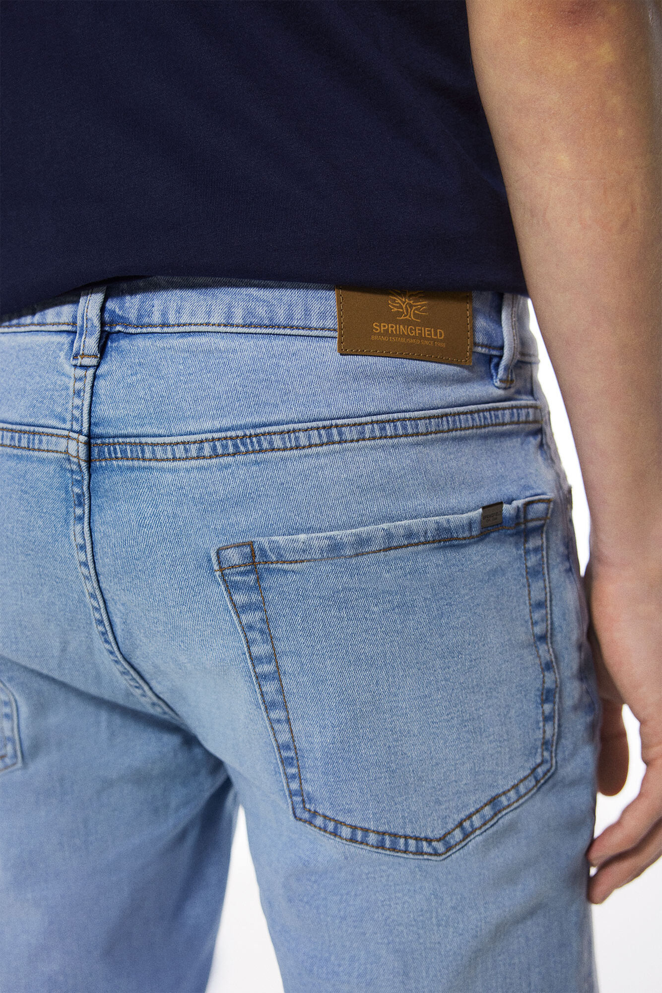 calça jeans skinny de lavagem média clara