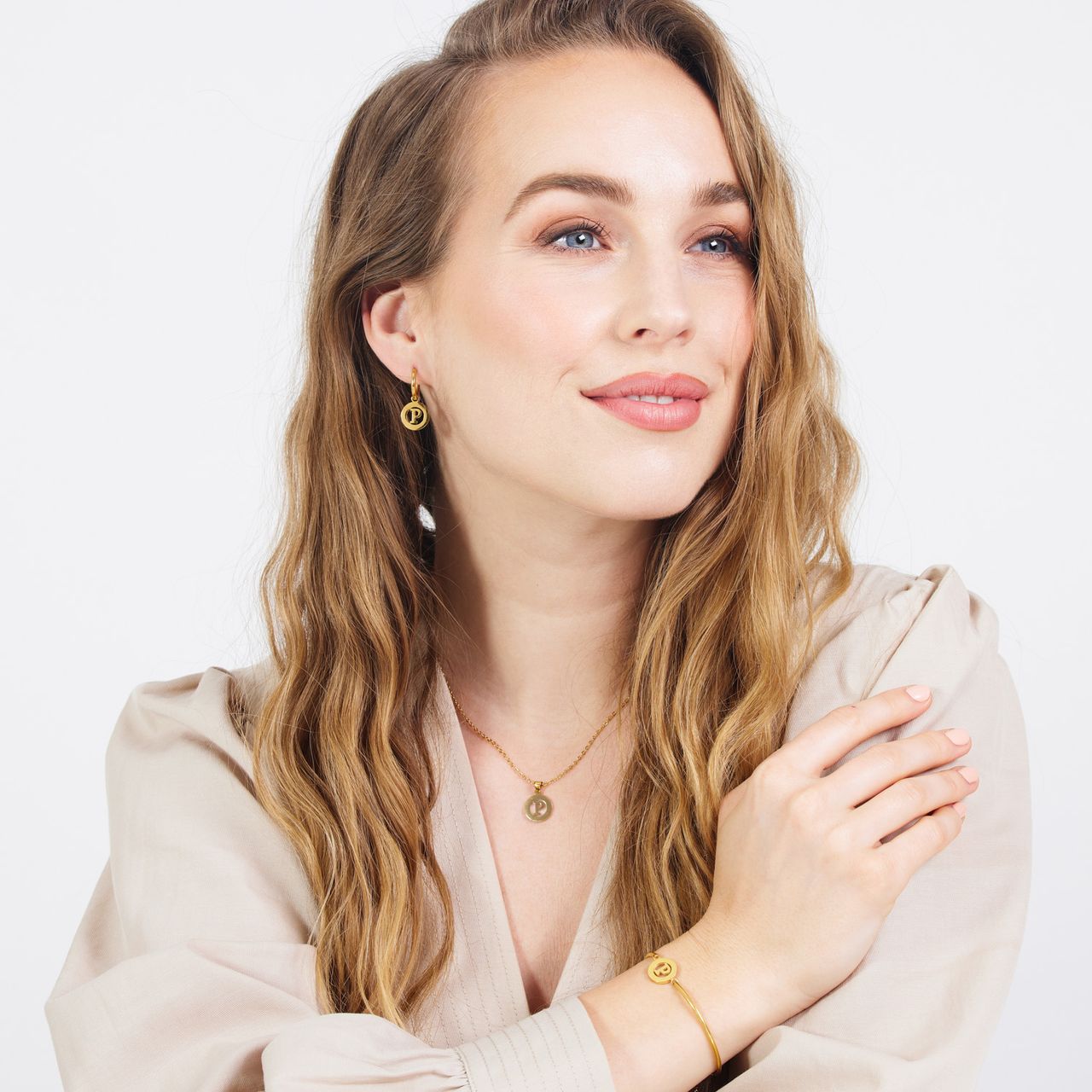 Stalen goldplated oorbellen met letter - P