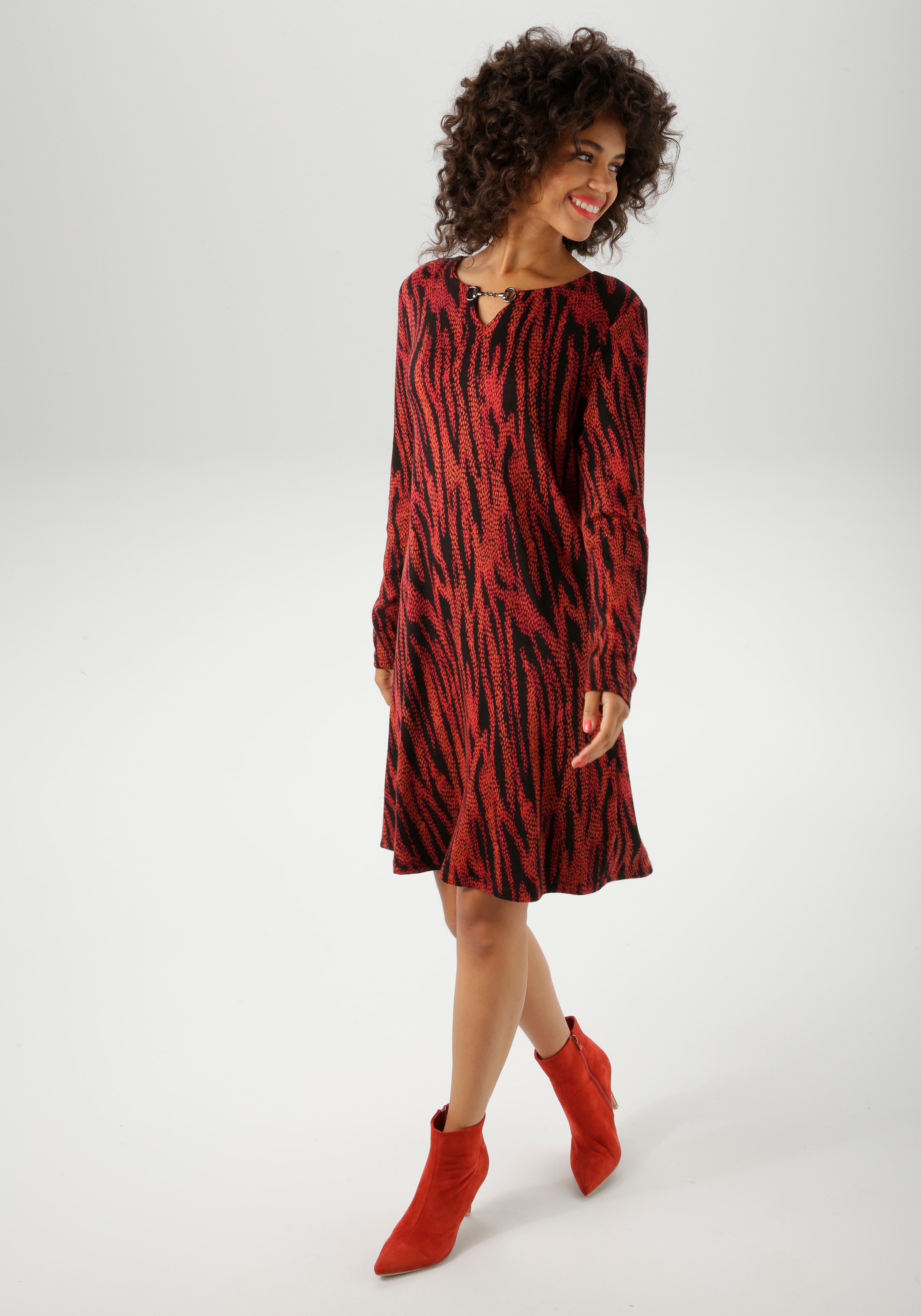 Aniston CASUAL Jerseykleid mit dekorativem Schmuckelement am Ausschnitt - NEUE KOLLEKTION