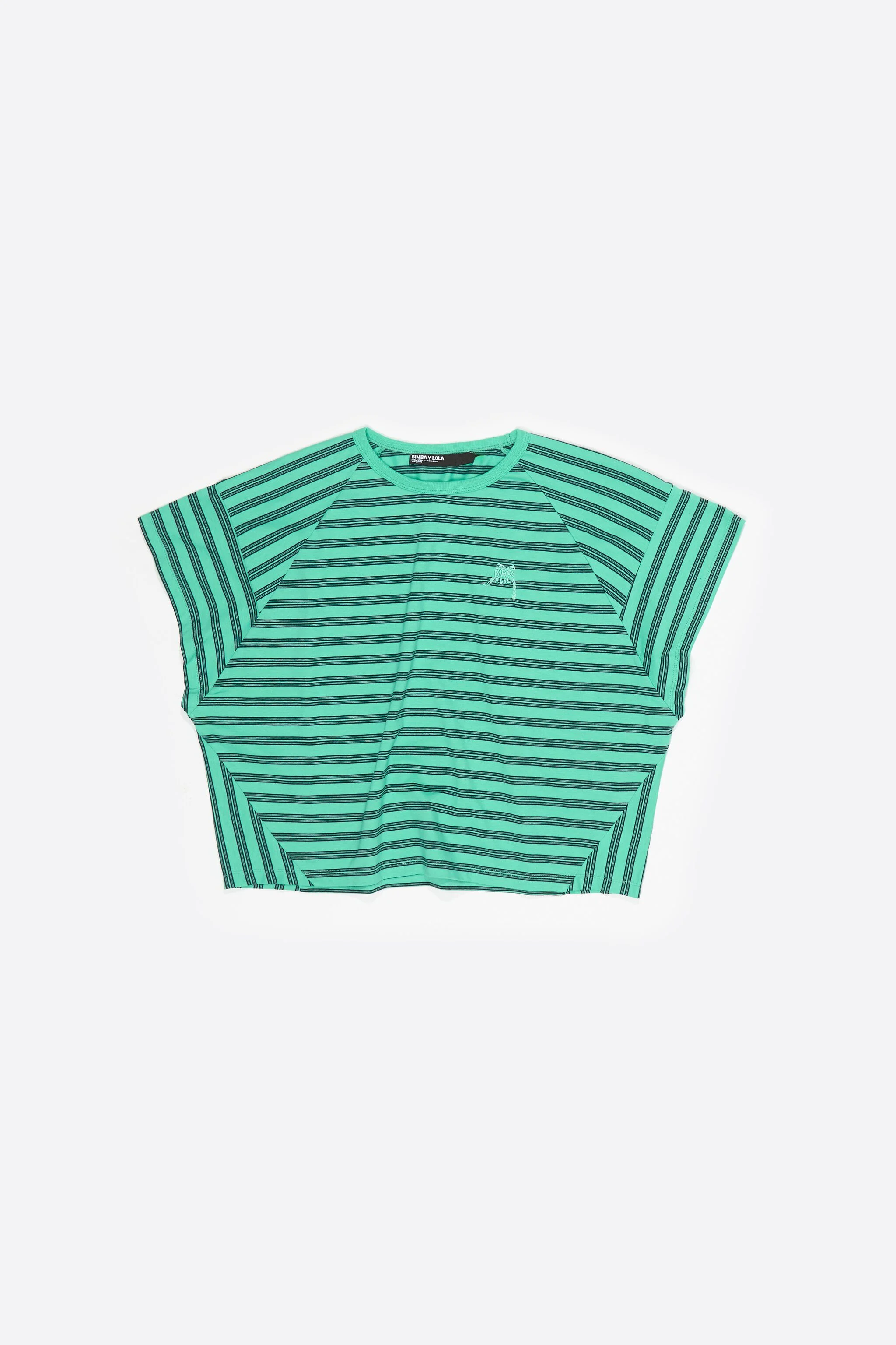 Camiseta cropped listrada verde com logotipo bordado