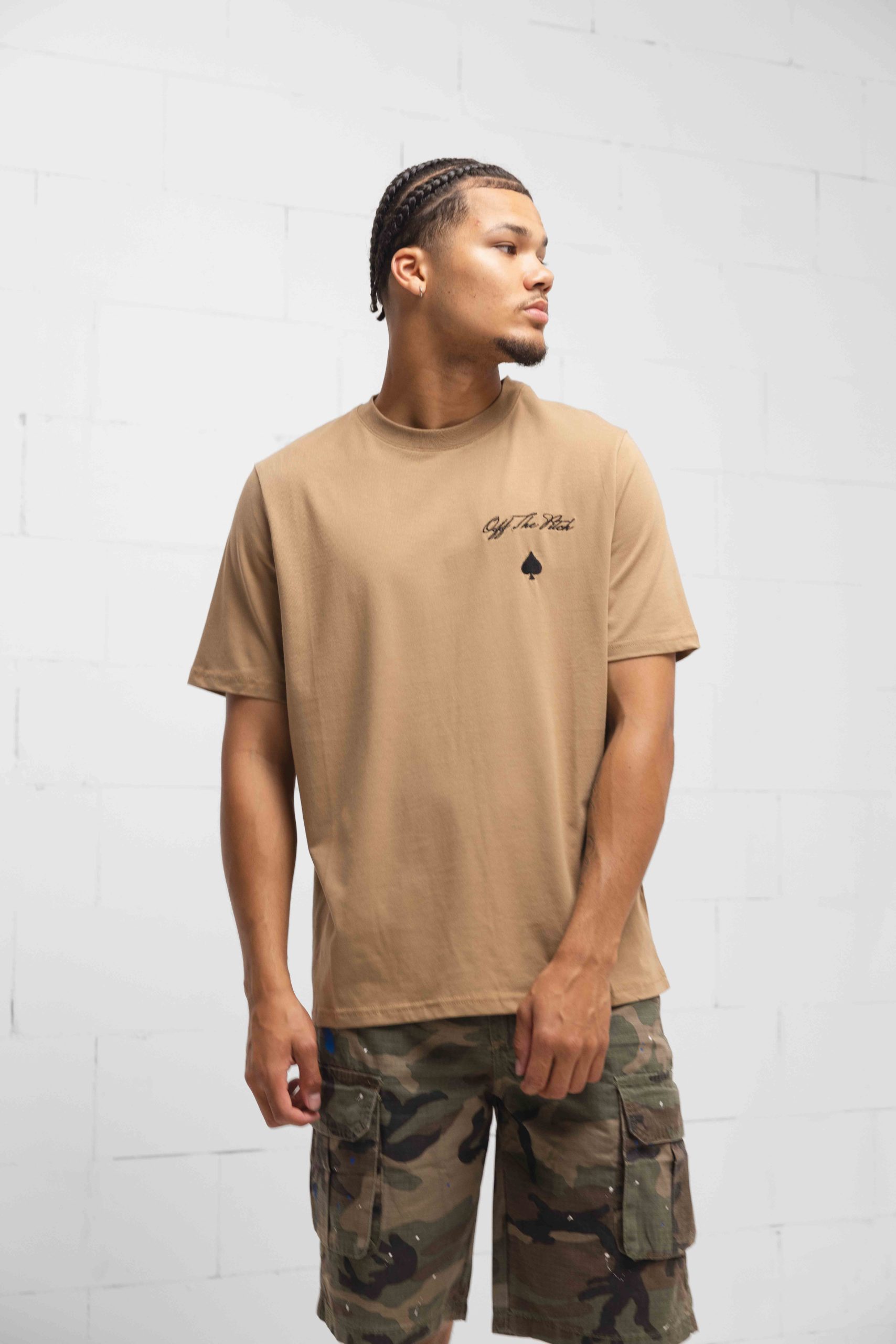 Off The Pitch Script Ace T-Shirt Heren Bruin