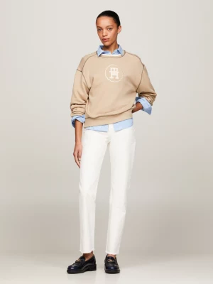 Calça jeans branca clássica de cintura alta, corte reto e ajustado até o tornozelo.