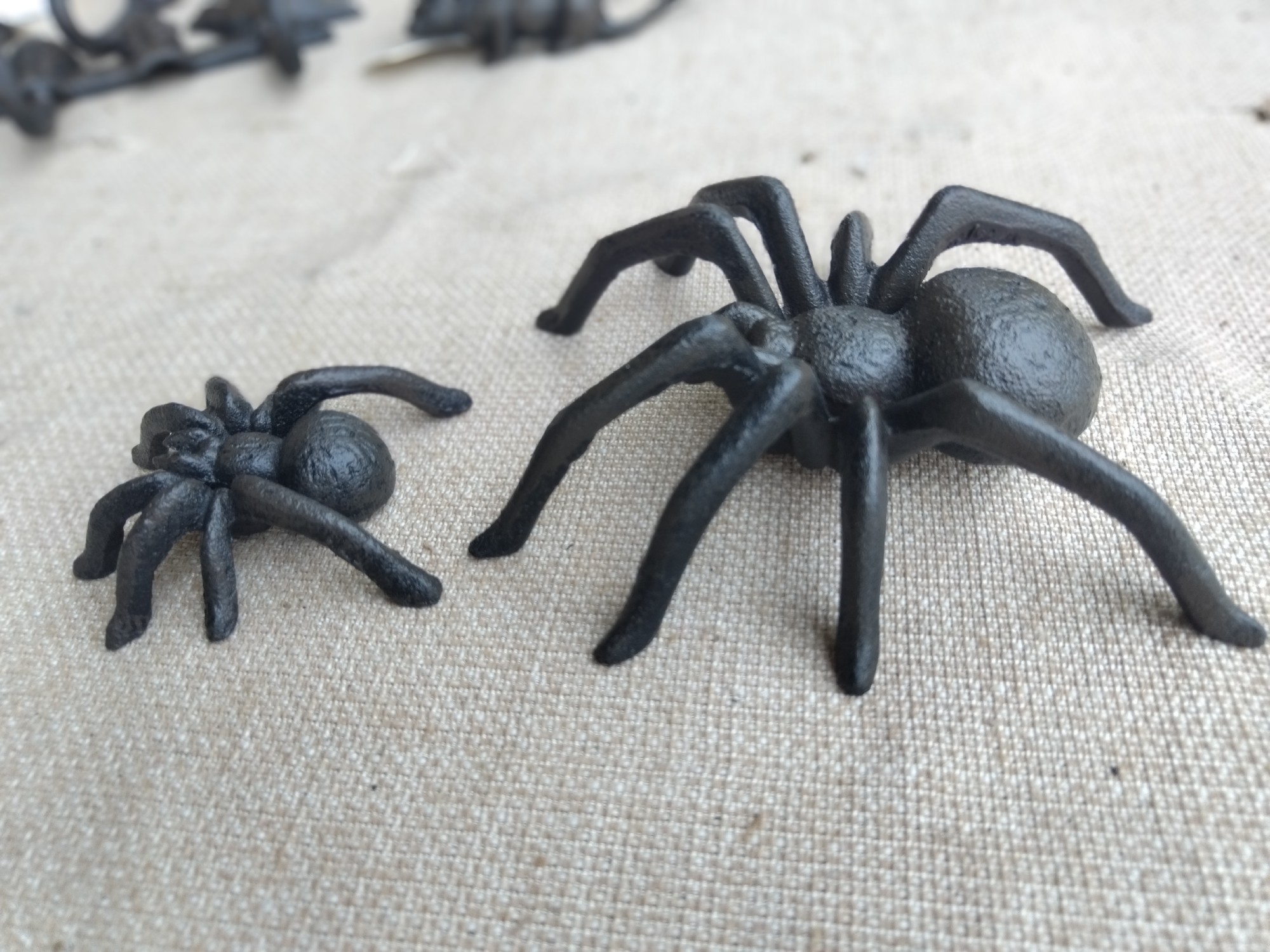 kleine Spinne aus Gusseisen, B 8 cm, L 7 cm, H 2,5 cm von fischer's lagerhaus
