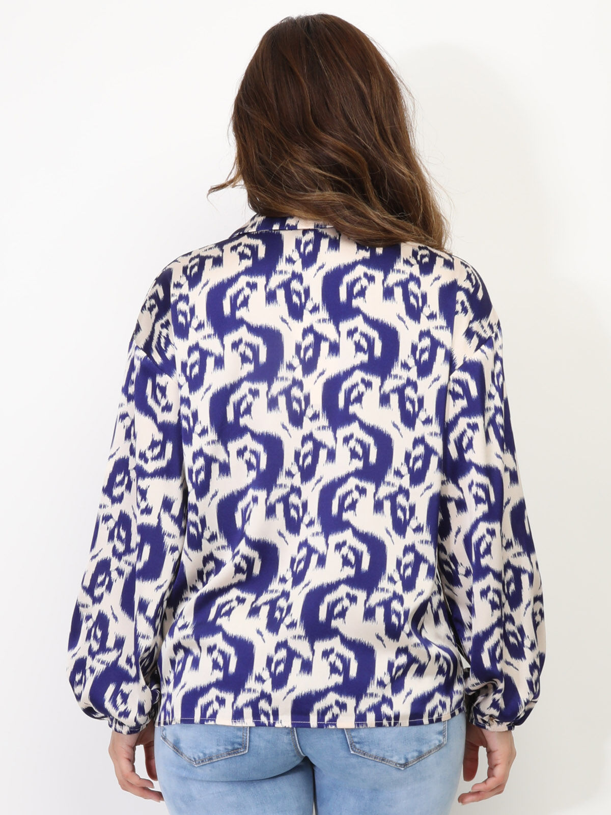 Blouse satinée à motif abstrait- Bleu