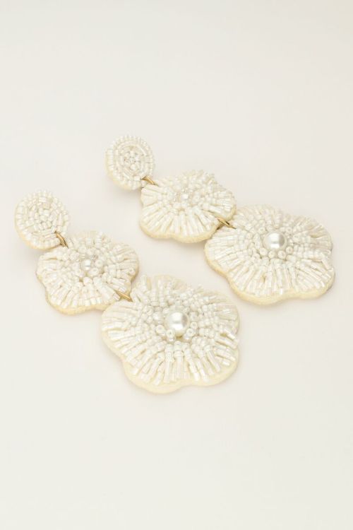 Island oorhangers met witte bloemen en kralen