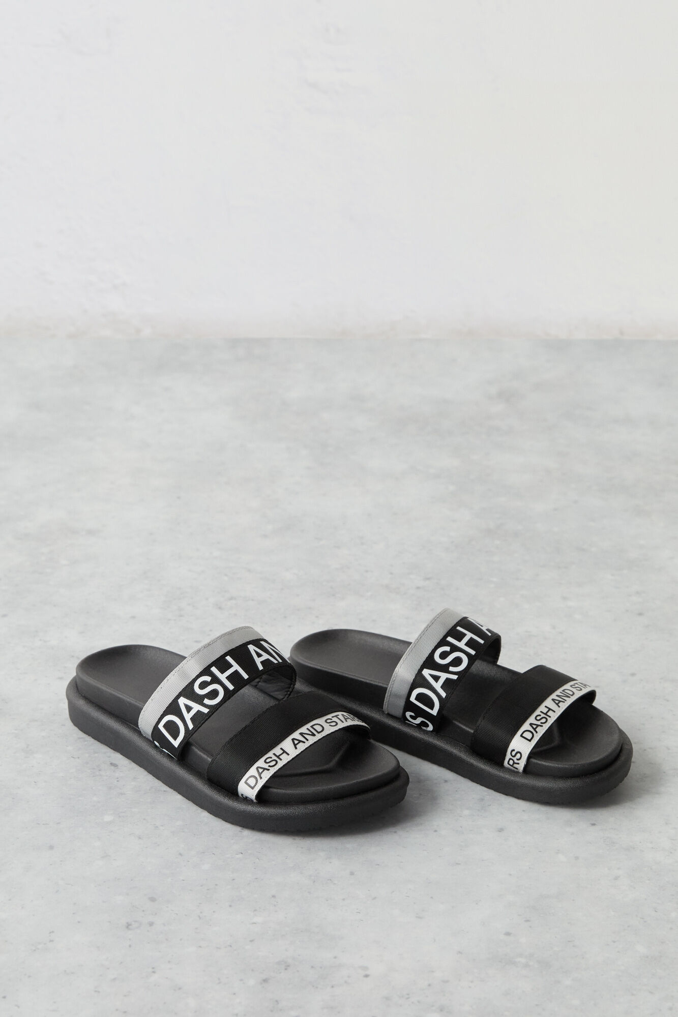Chinelo de dedo cinza com tira preta com logo
