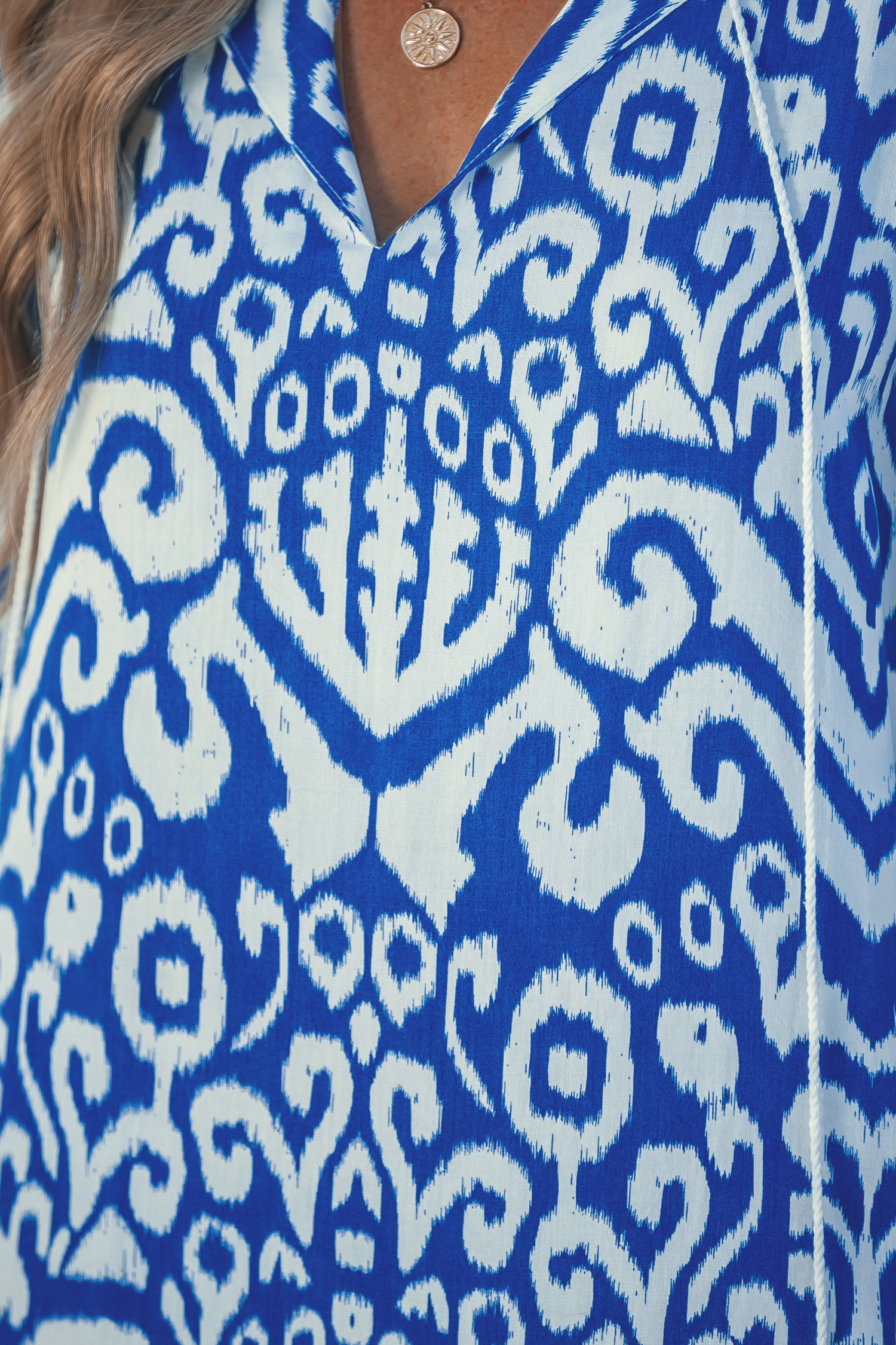 Robe mini avec demi-manches à nouer et glands bleu royal