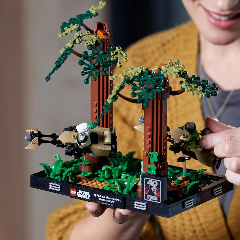 LEGO®STAR WARS™ 75353 - DIORAMA DE LA COURSE POURSUITE EN SPEEDER SUR ENDOR™