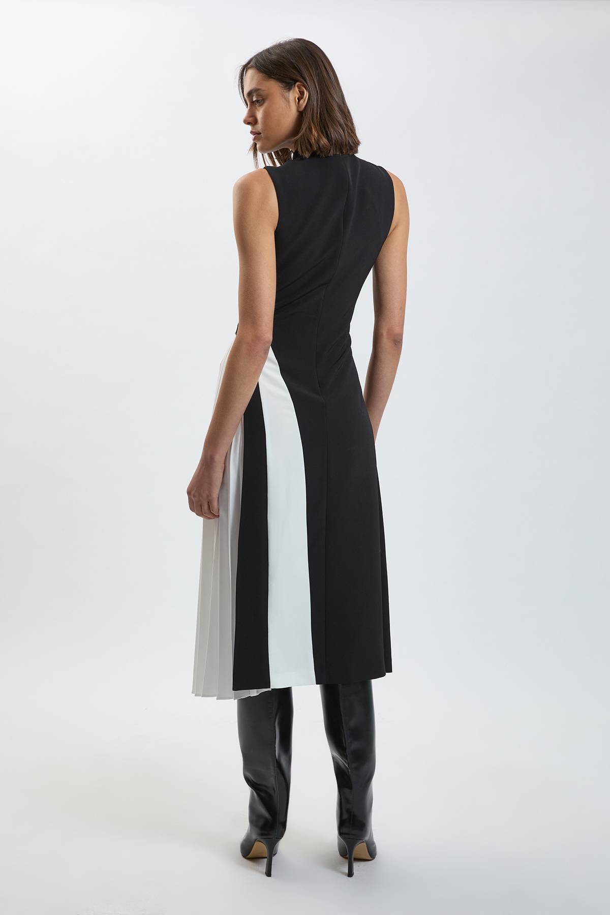 KarenMillen Robe Midi Plissée à Col Montant et Blocs de Couleurs Coupe Ajustée