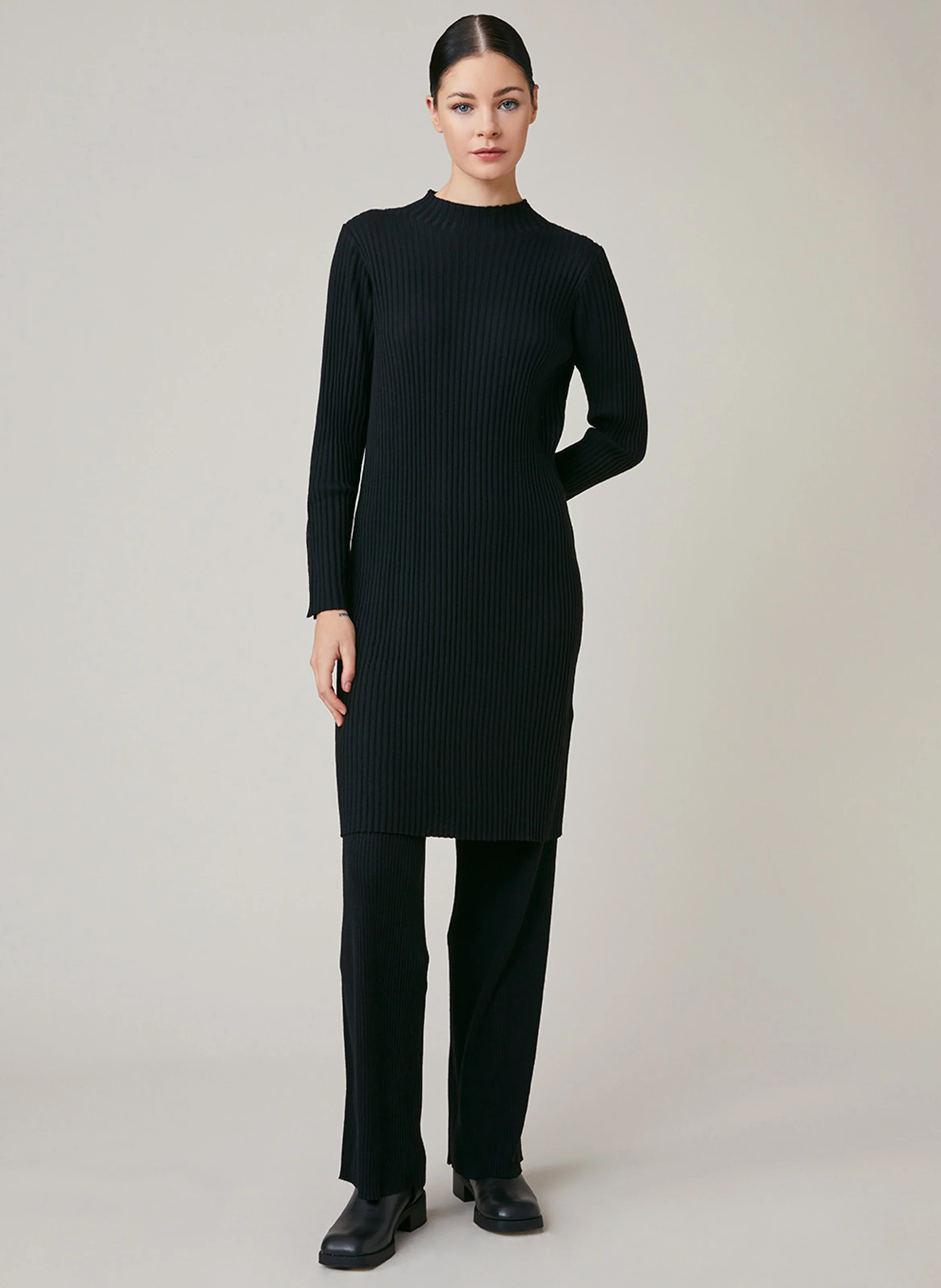 ELEODORA - Robe courte droite côtelée | Noir