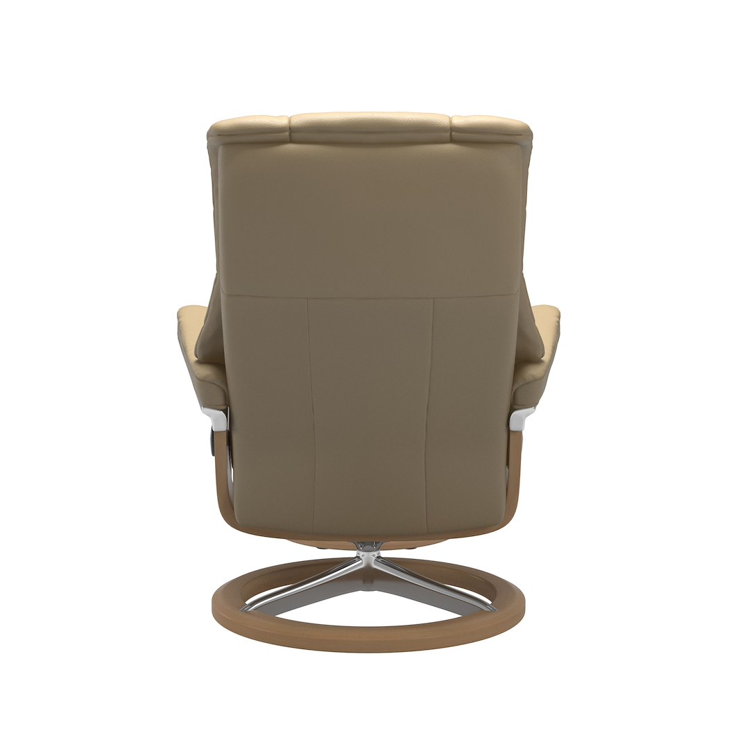 Mayfair (M) Signature lenestol med krakk Hud Velaro Beige og Signature understell i eikbeiset og krom.