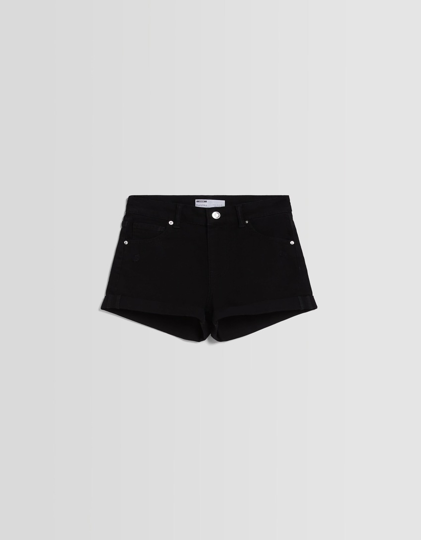 Shorts jeans com a barra dobrada