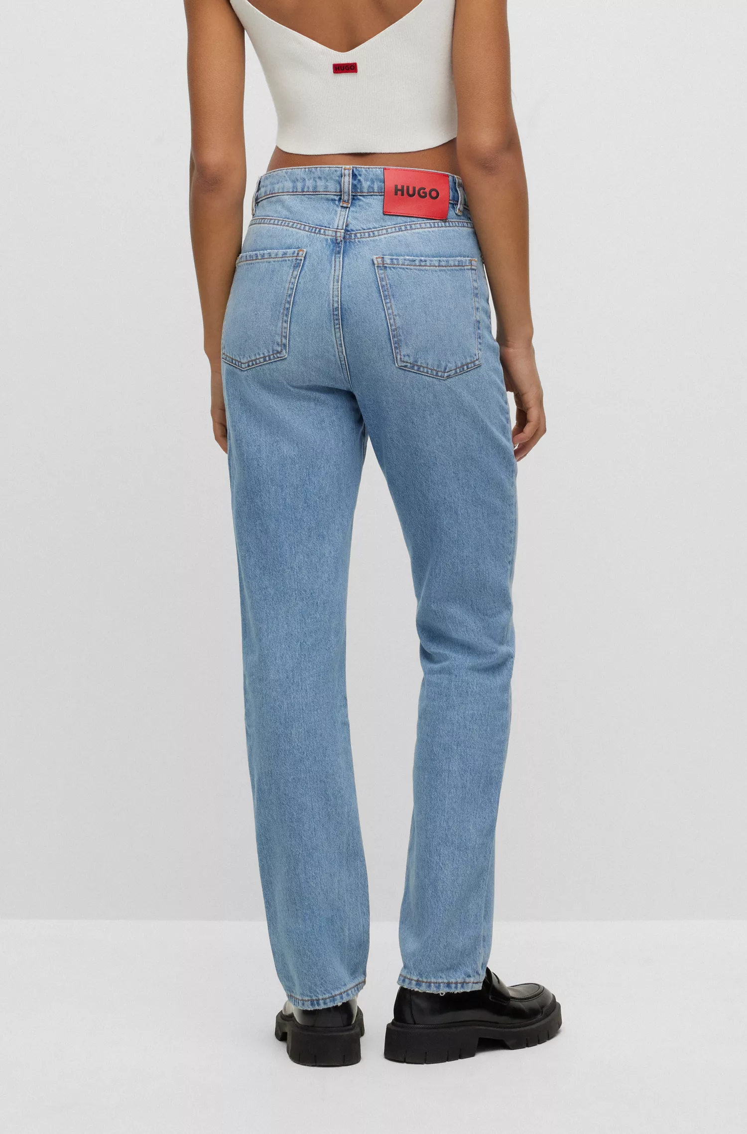 Calça jeans HUGO vermelha, modelagem relaxada, em denim rígido azul médio.