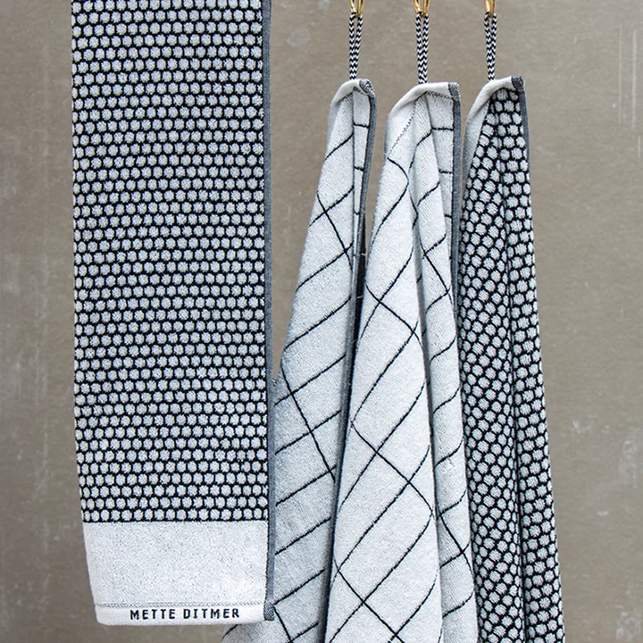 Mette Ditmer - Grid Badetuch 70 x 140 cm, schwarz / off-white