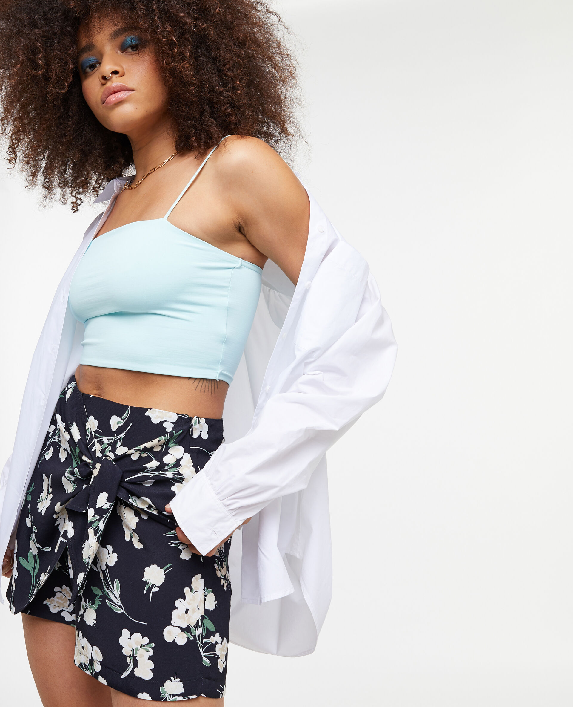 Jupe-short en tissu fluide motif fleurs - Noir