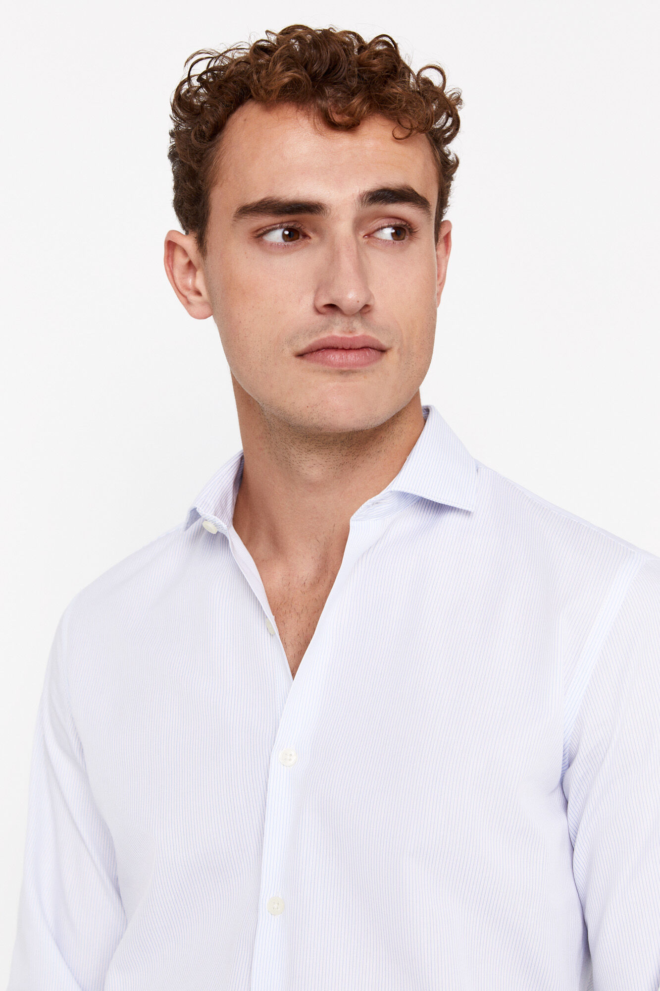 Camisa social listrada de corte slim, fácil de passar.