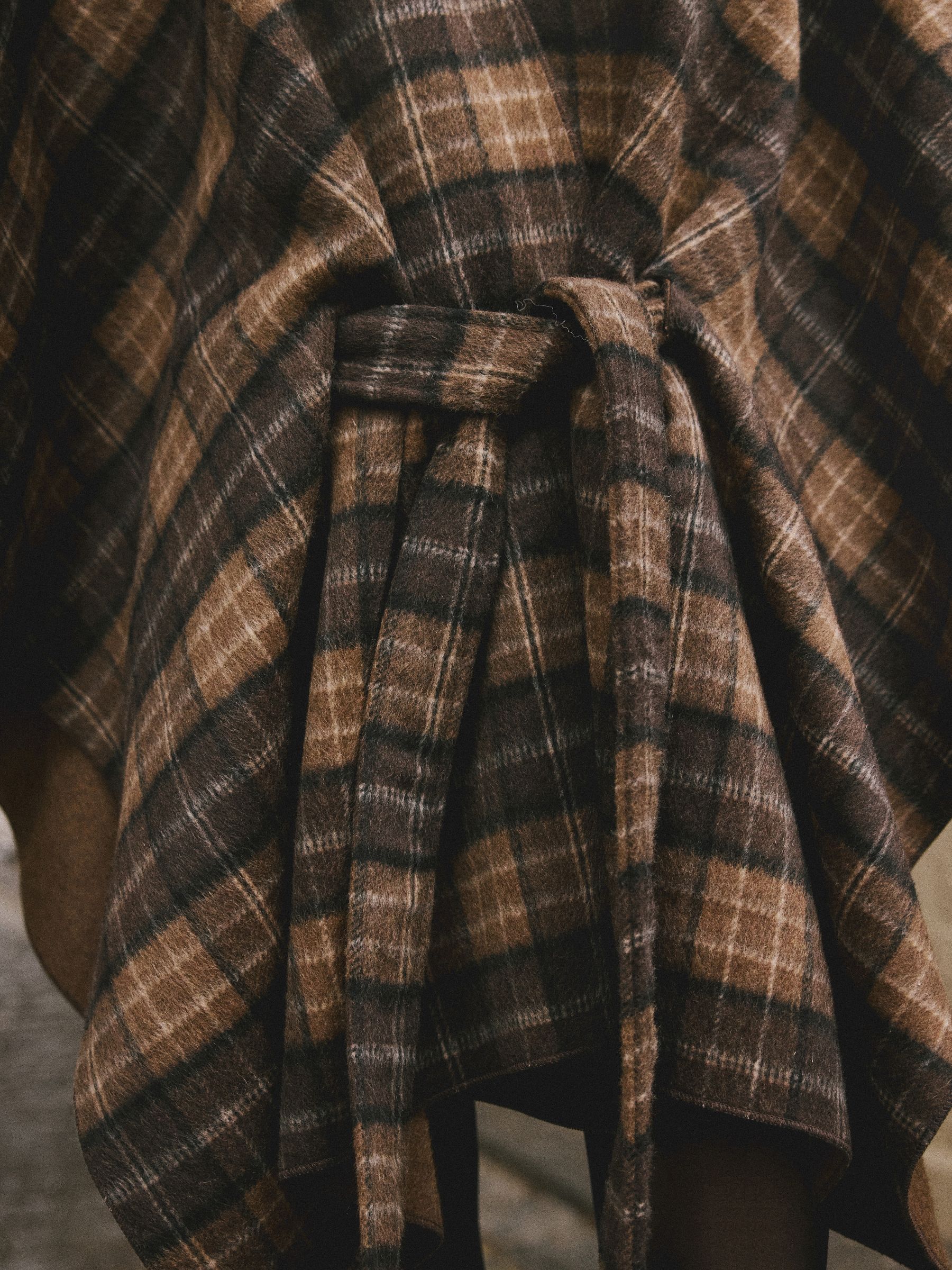 Bruin geruit - Wrap Front Cape Poncho