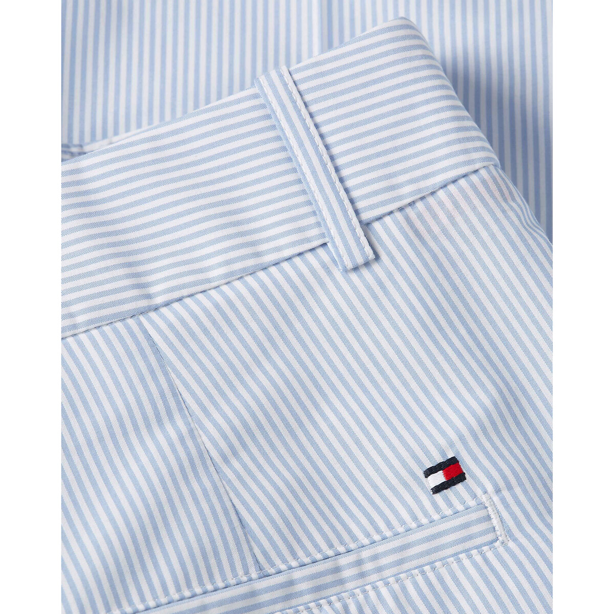 TOMMY HILFIGER<br>Calças retas, listras finas.