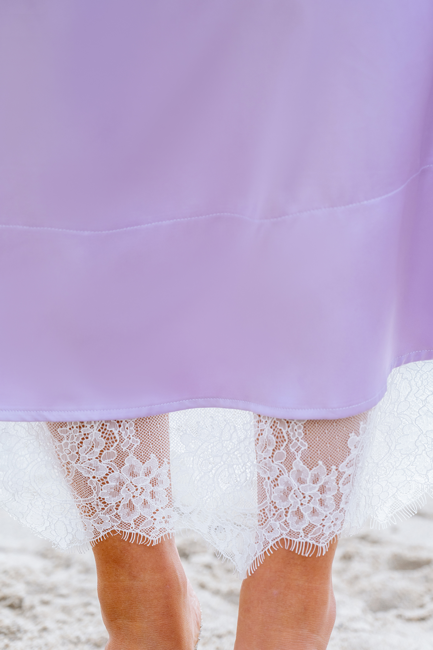 Robe maxi en satin à col en V et dentelle