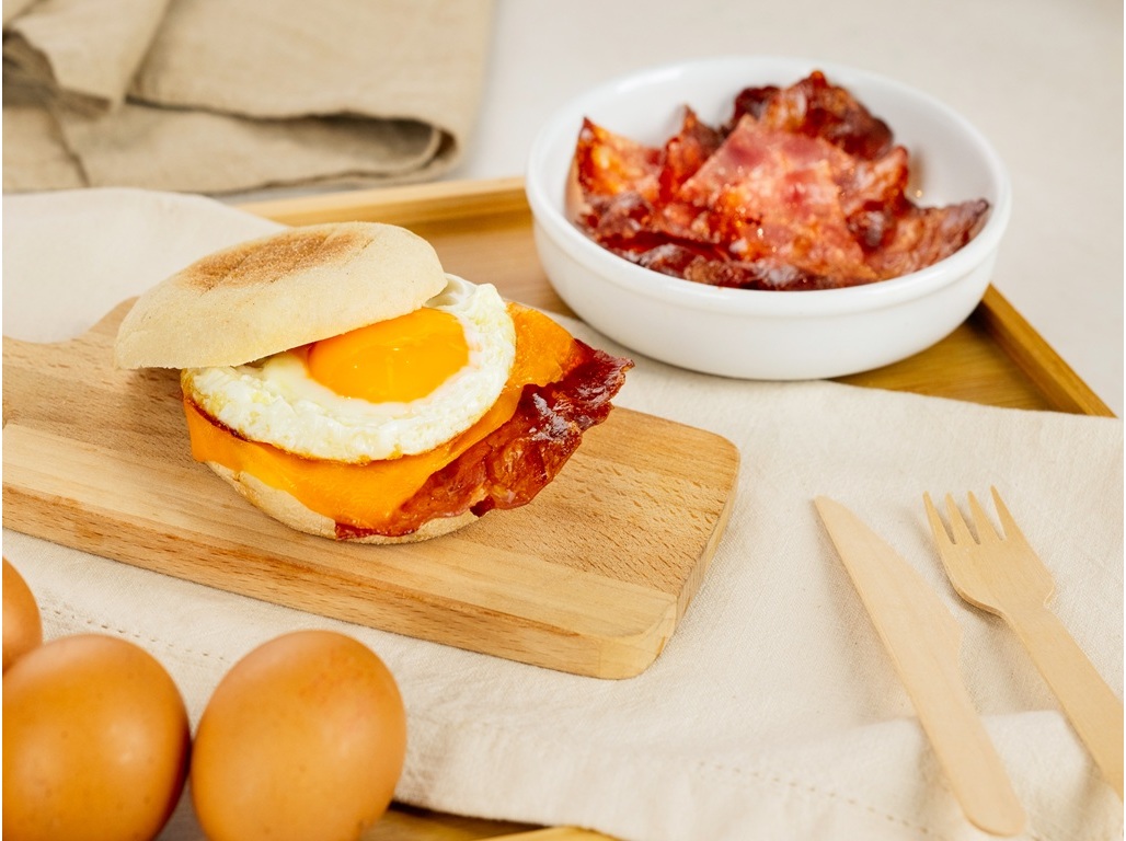 MUFFIN COM OVO ESTRELADO E BACON SABORES AUCHAN UN