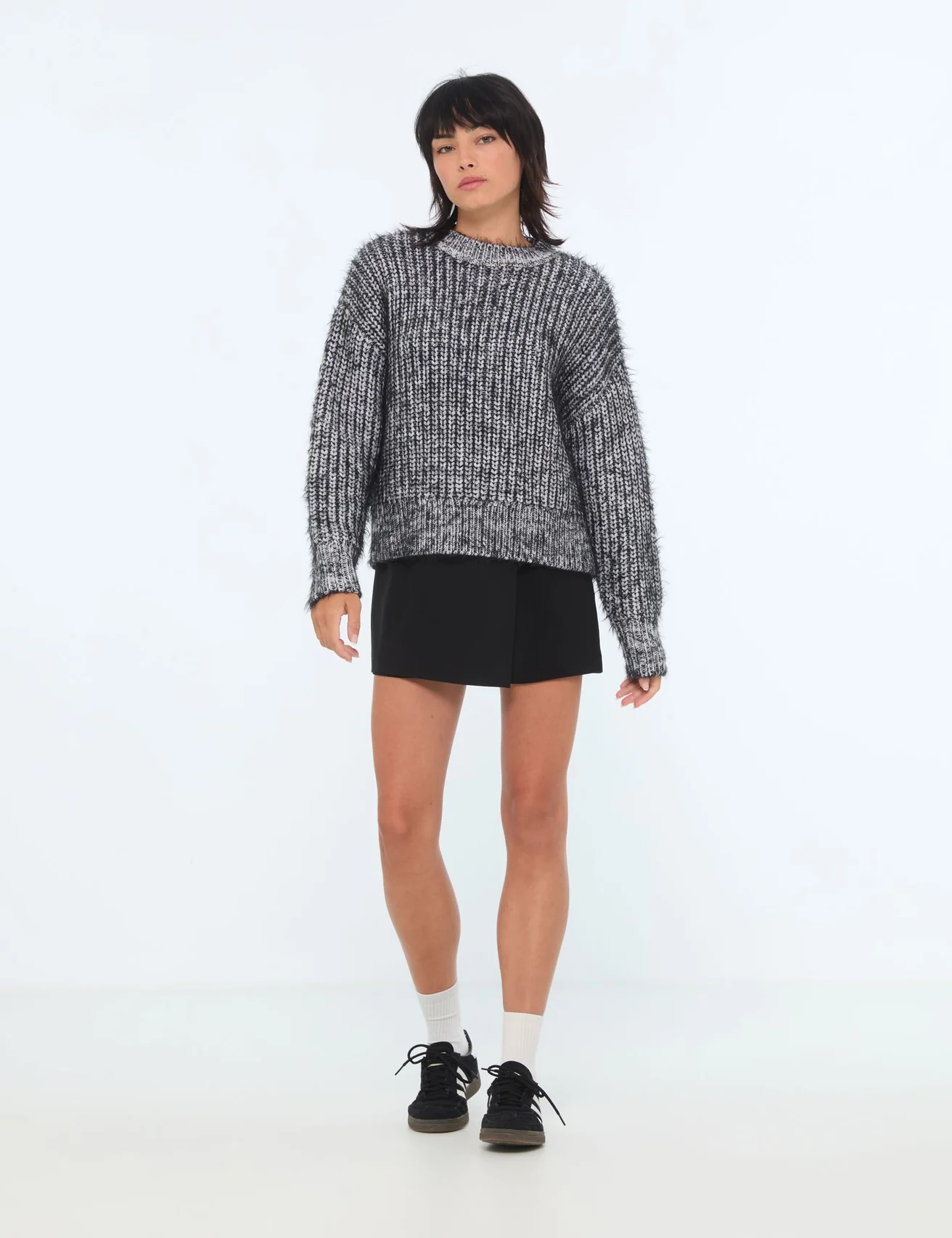 Pull maille tressée écru avec détails noirs