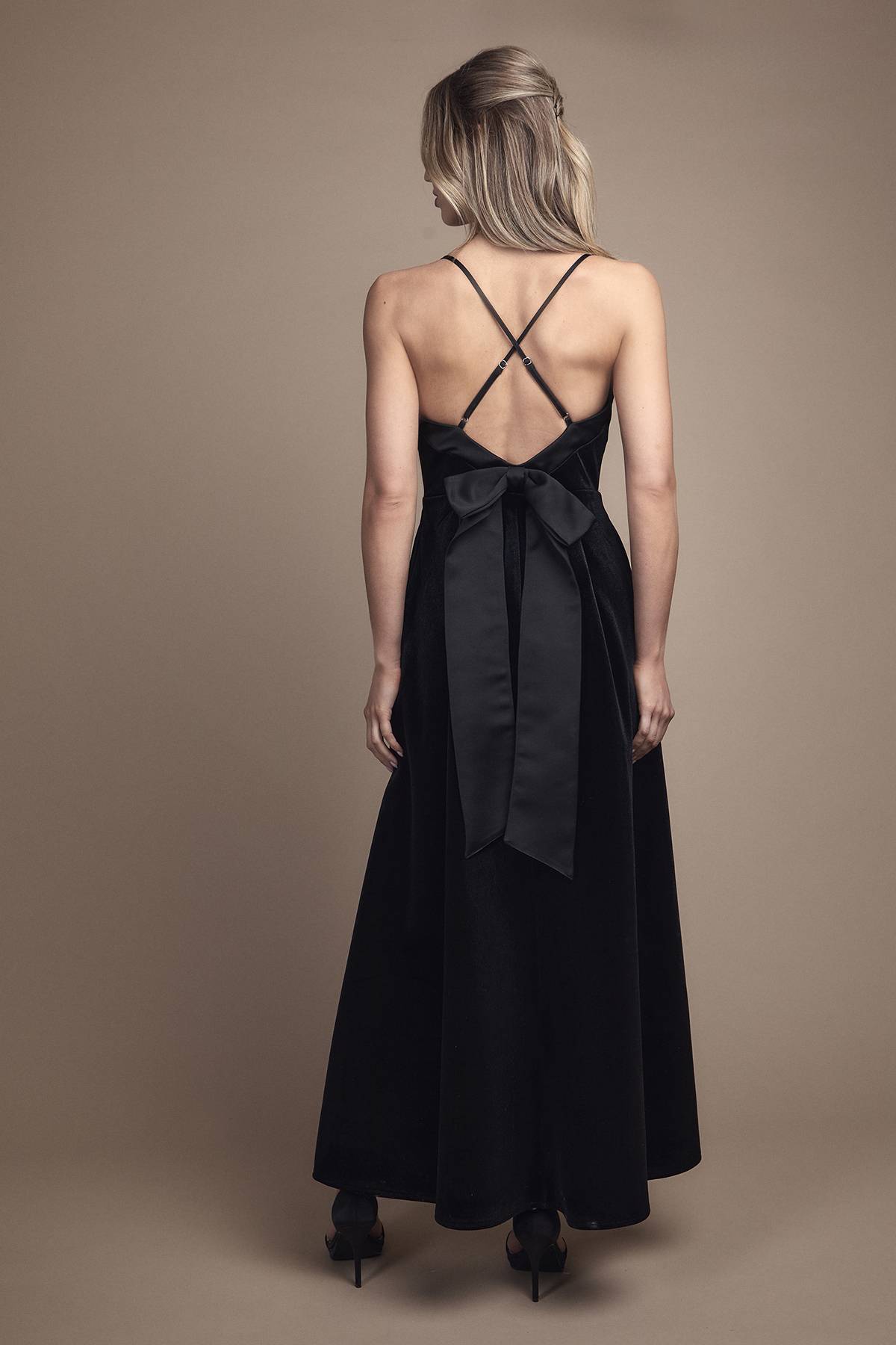 Oasis Robe de Demoiselle d'Honneur Mi-Longue en Satin à Bretelles Nouées et Col Drapé