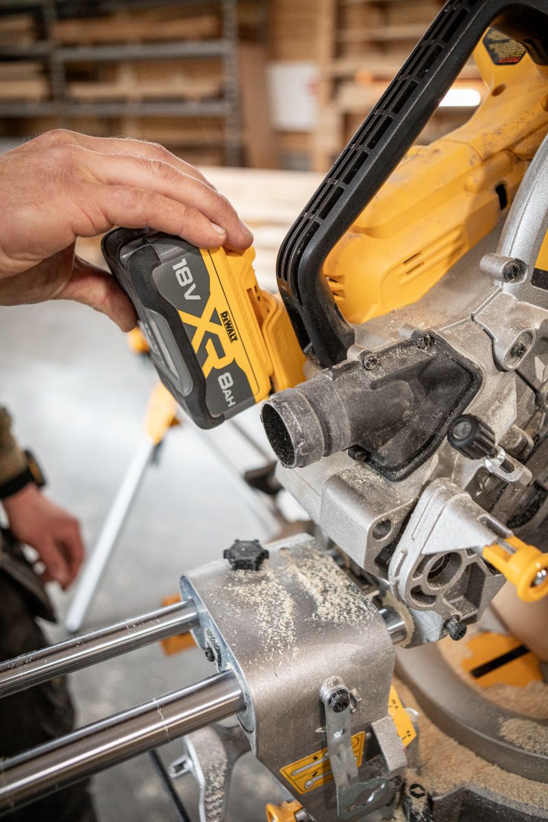 DeWALT DCS782N Accu afkort-/verstekzaag 305mm met XPS 18V XR Basic Body