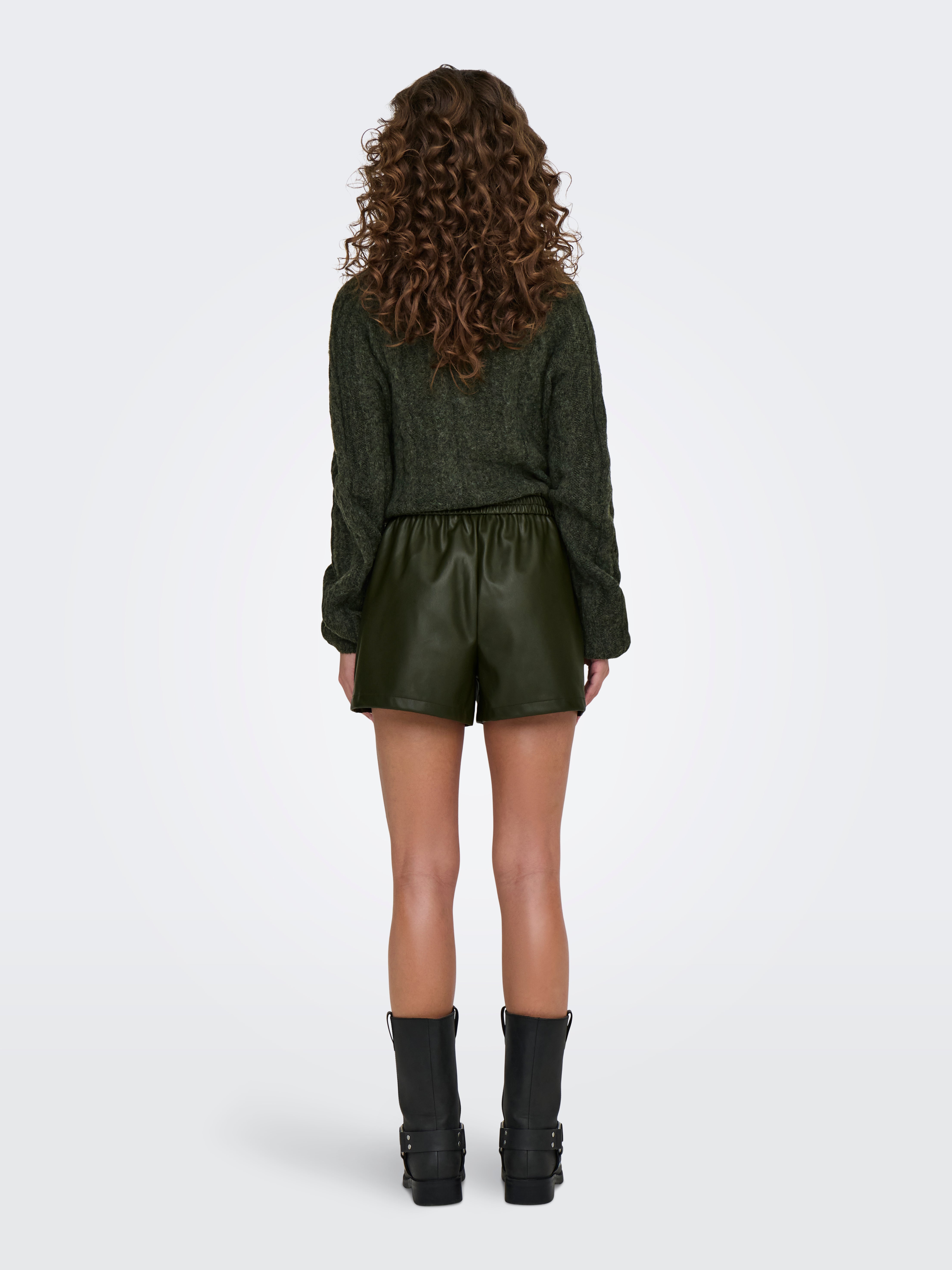 JDYALAIA Mittlere Taille Normal geschnitten Kunstledershorts Forest Night