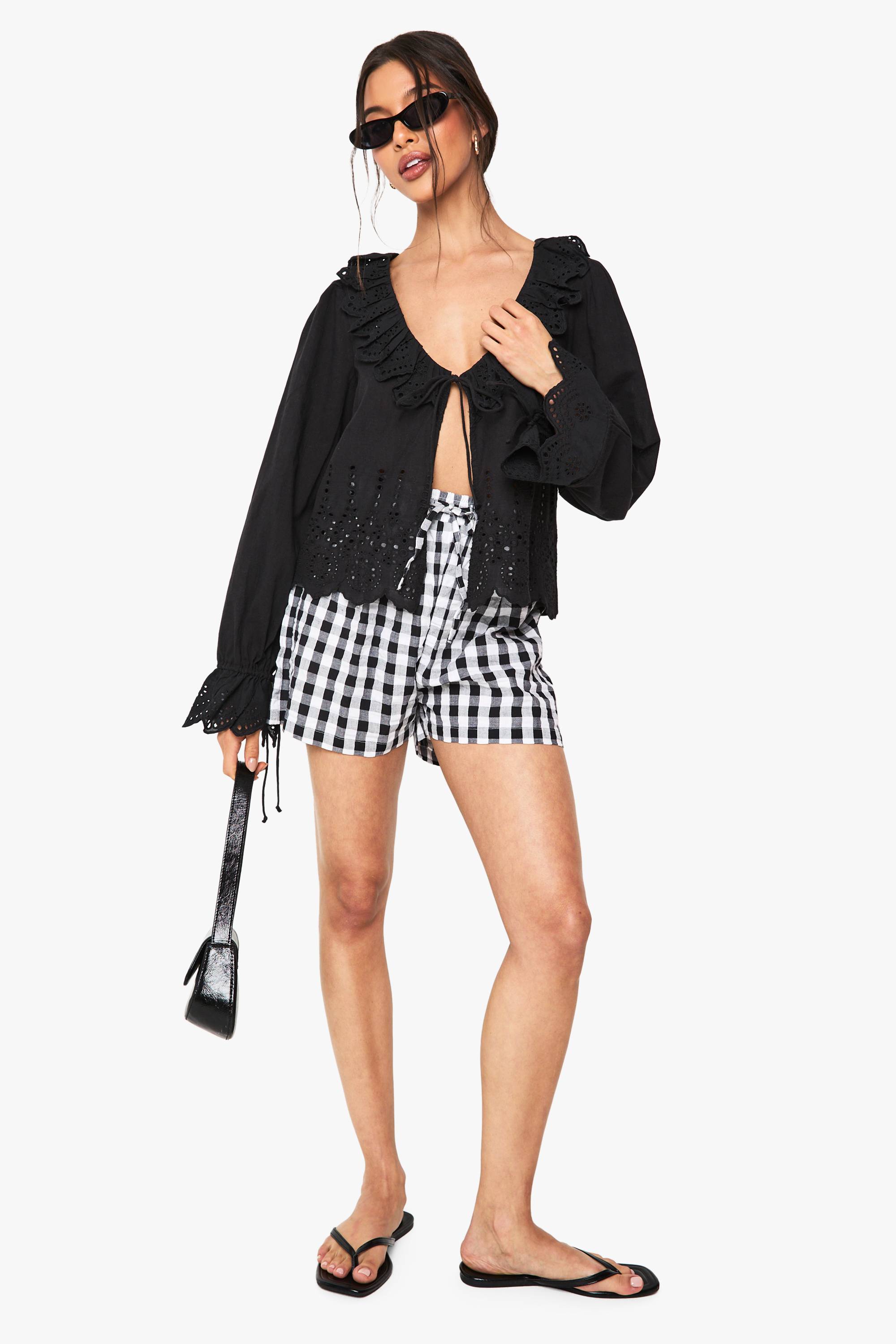 boohoo Chemisier à volants, broderie et détails de nœud