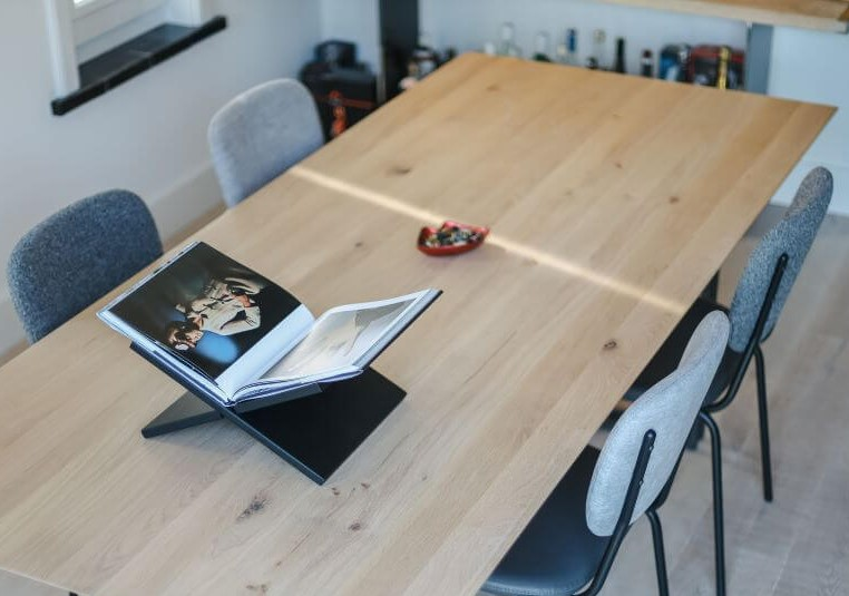 They & Me eettafel Joy – bootsvorm – eiken rustiek bianco olie – onderstel TM100 antraciet 220 x 100 x 75 | Eiken Rustiek Bianco Olie | Verjongde Rand | Frame TM100 antraciet