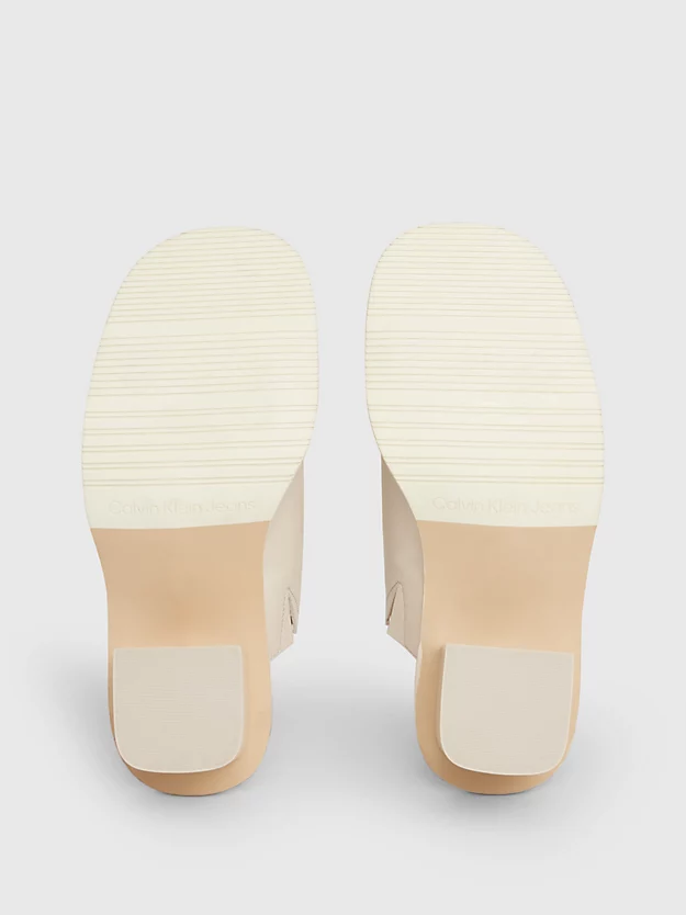 Sandálias de couro com salto alto